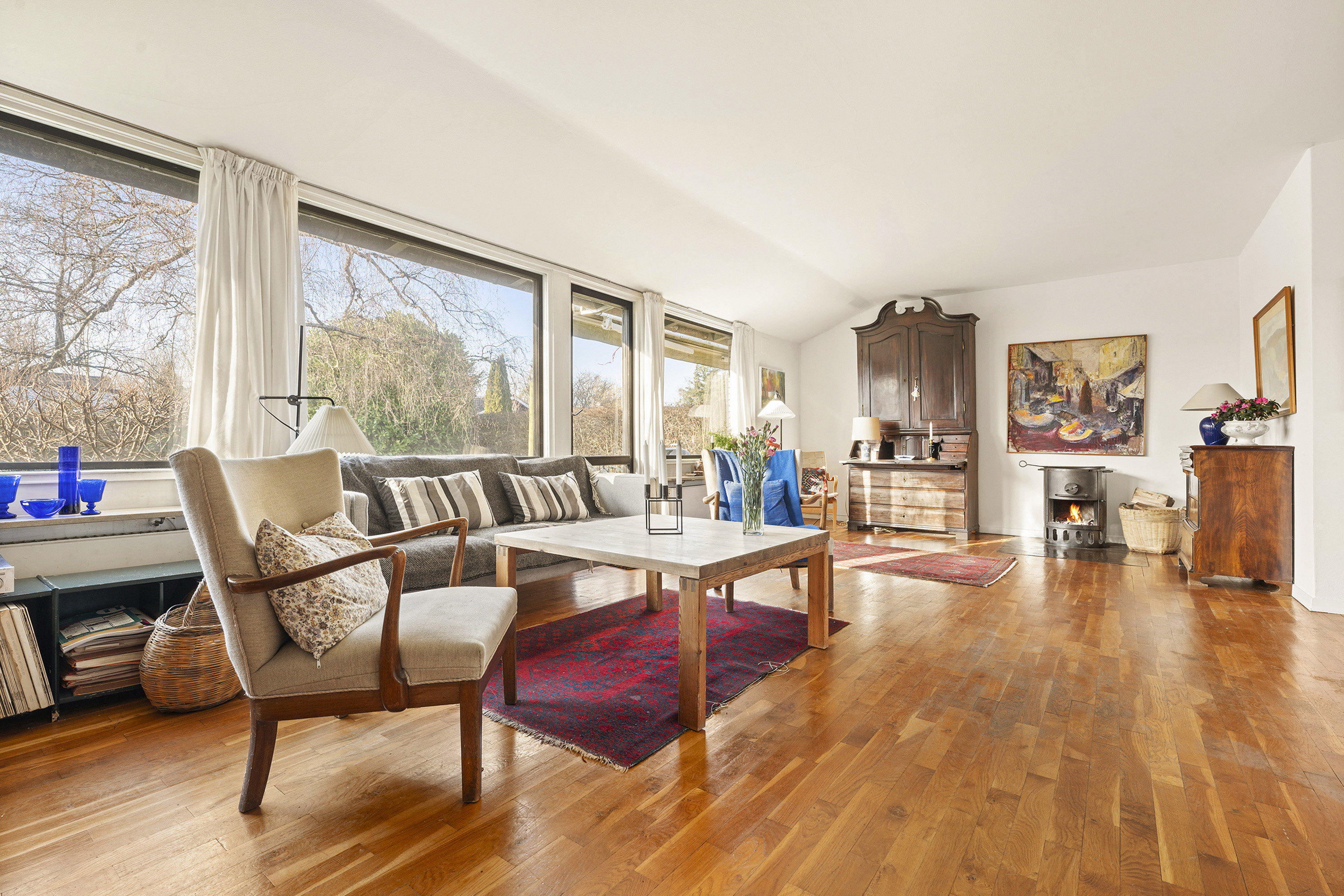 Fremhævet stue billede i fuldskærmstilstand. Billede af Skovlybakken 5, Øverød, 2840 Holte