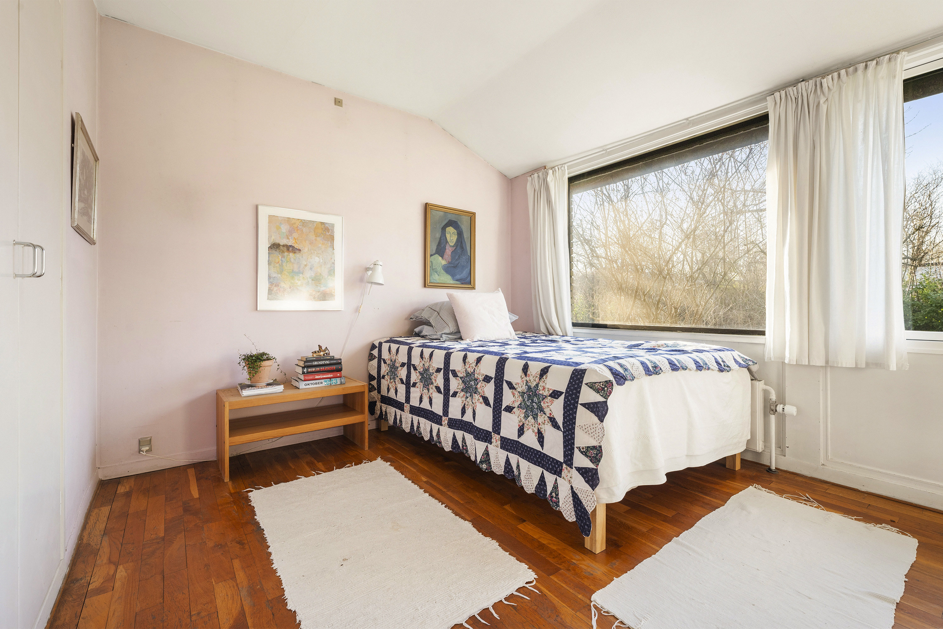 Fremhævet soveværelse billede i fuldskærmstilstand. Billede af Skovlybakken 5, Øverød, 2840 Holte