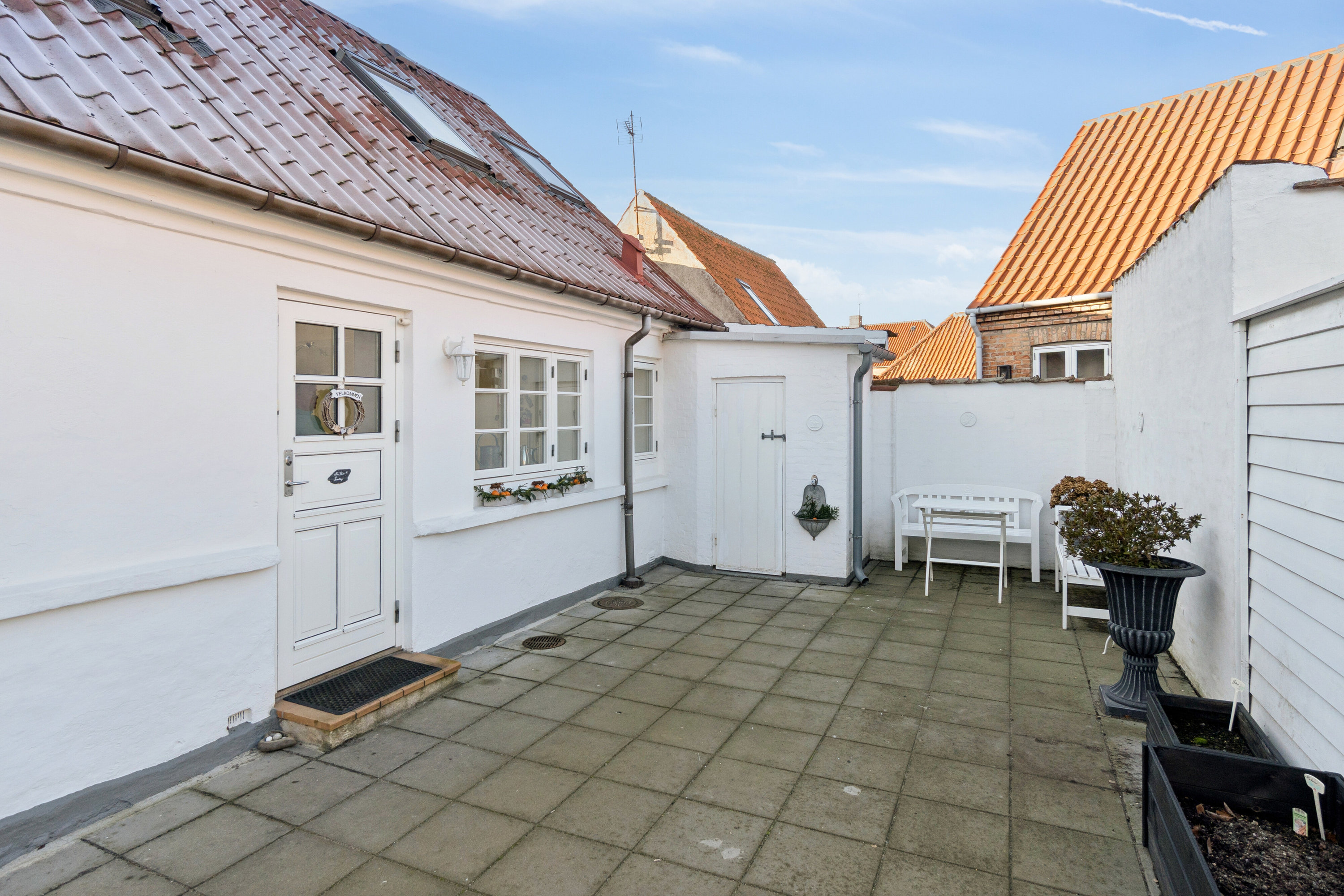 Fremhævet udendørs billede i fuldskærmstilstand. Billede af Møllegade 32, 3700 Rønne