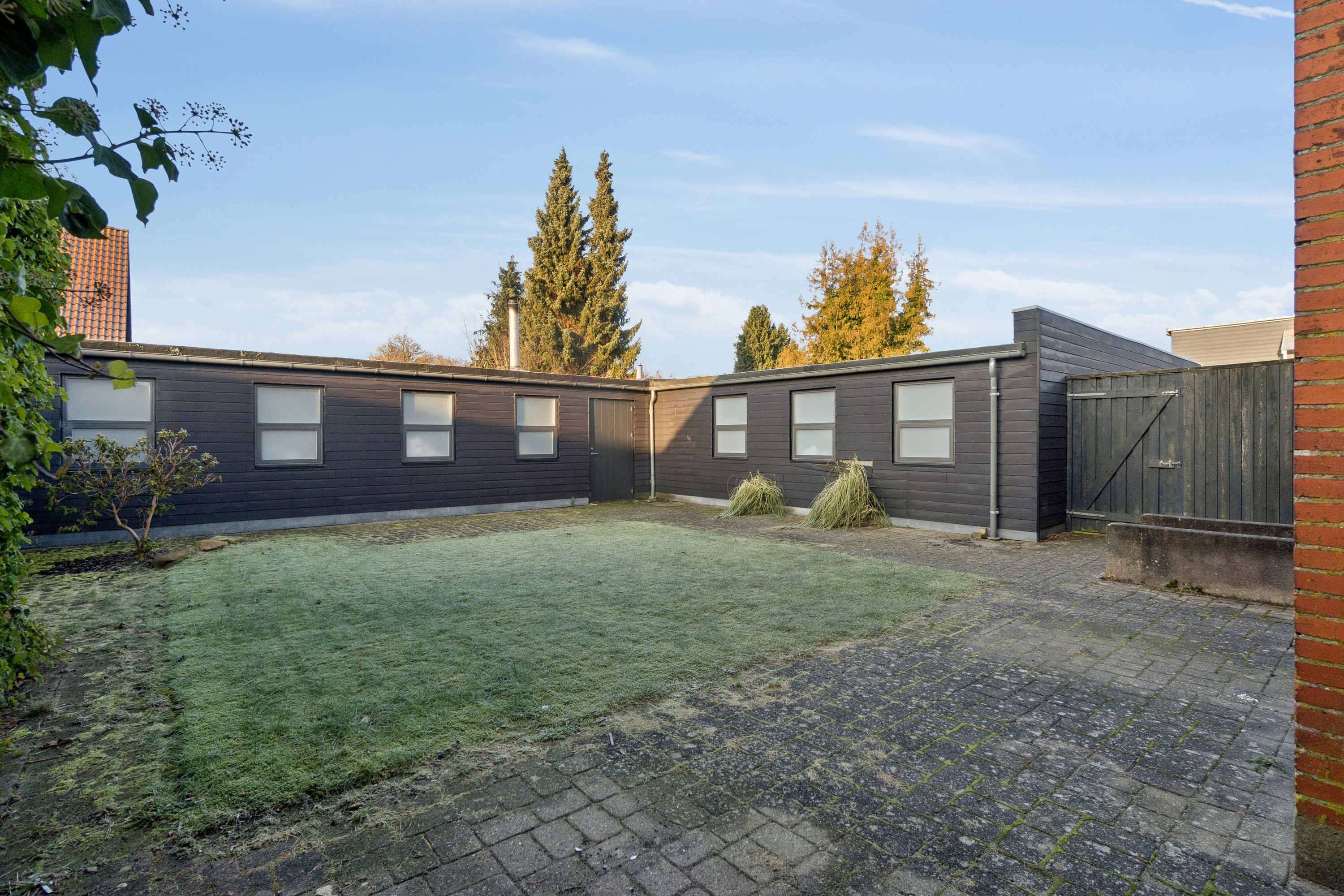 Fremhævet set fra haven billede i fuldskærmstilstand. Billede af Søndre Ringvej 30, 8600 Silkeborg