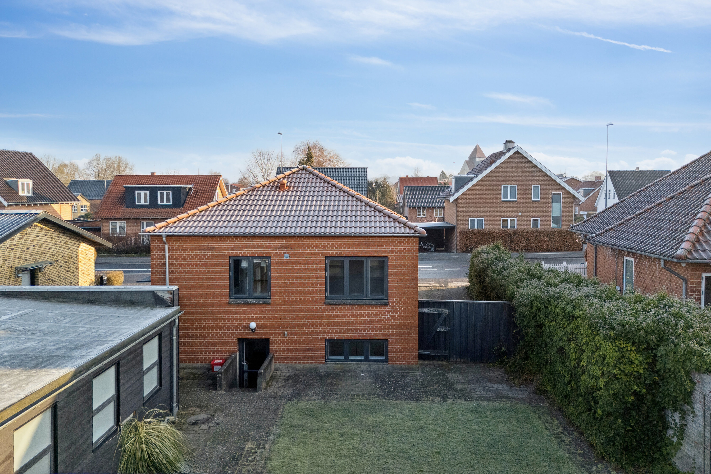 Fremhævet set fra haven billede i fuldskærmstilstand. Billede af Søndre Ringvej 30, 8600 Silkeborg