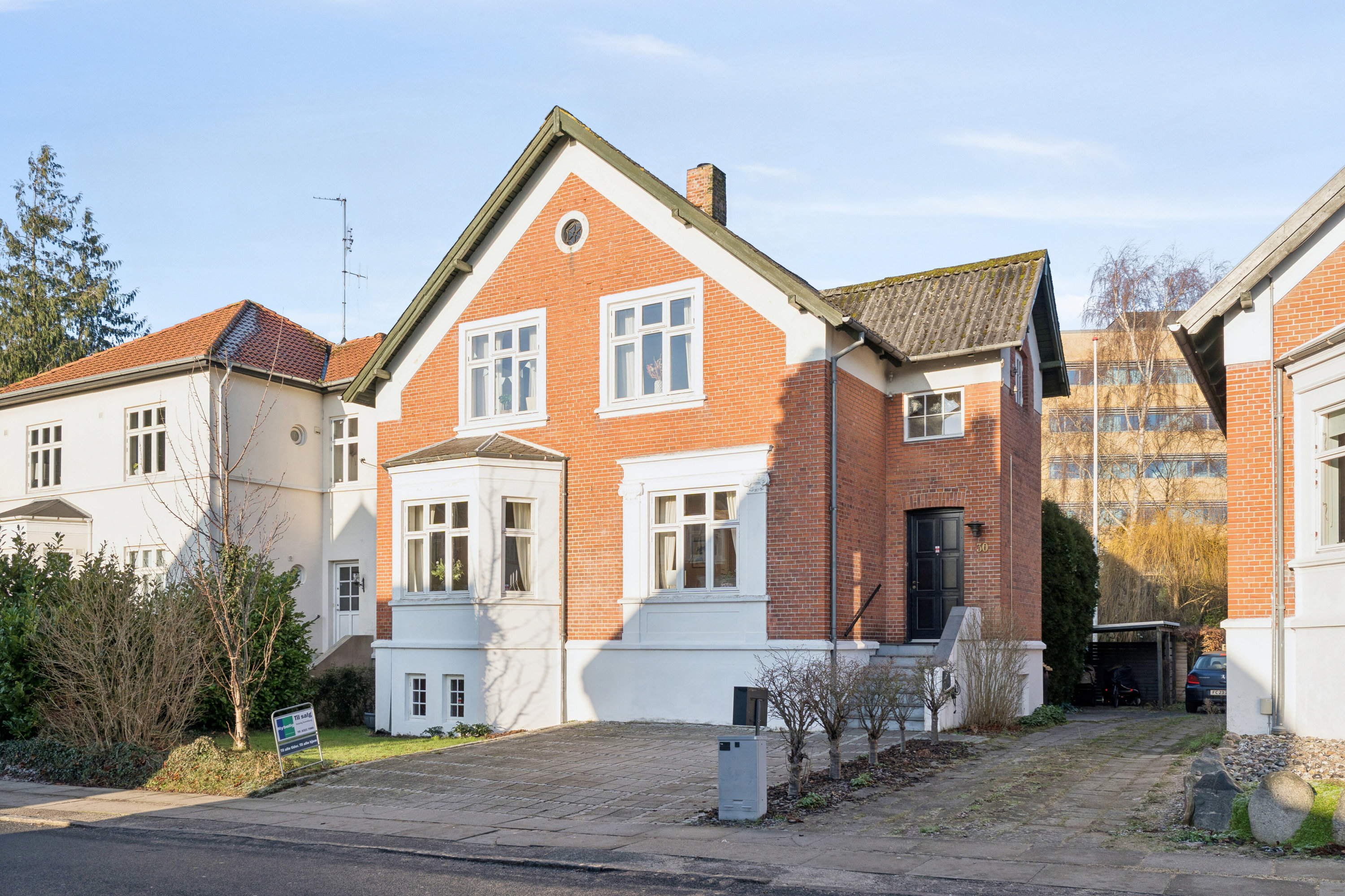 Miniaturebillede 1: set fra vejen. Billede af Strandvej 30, 5700 Svendborg