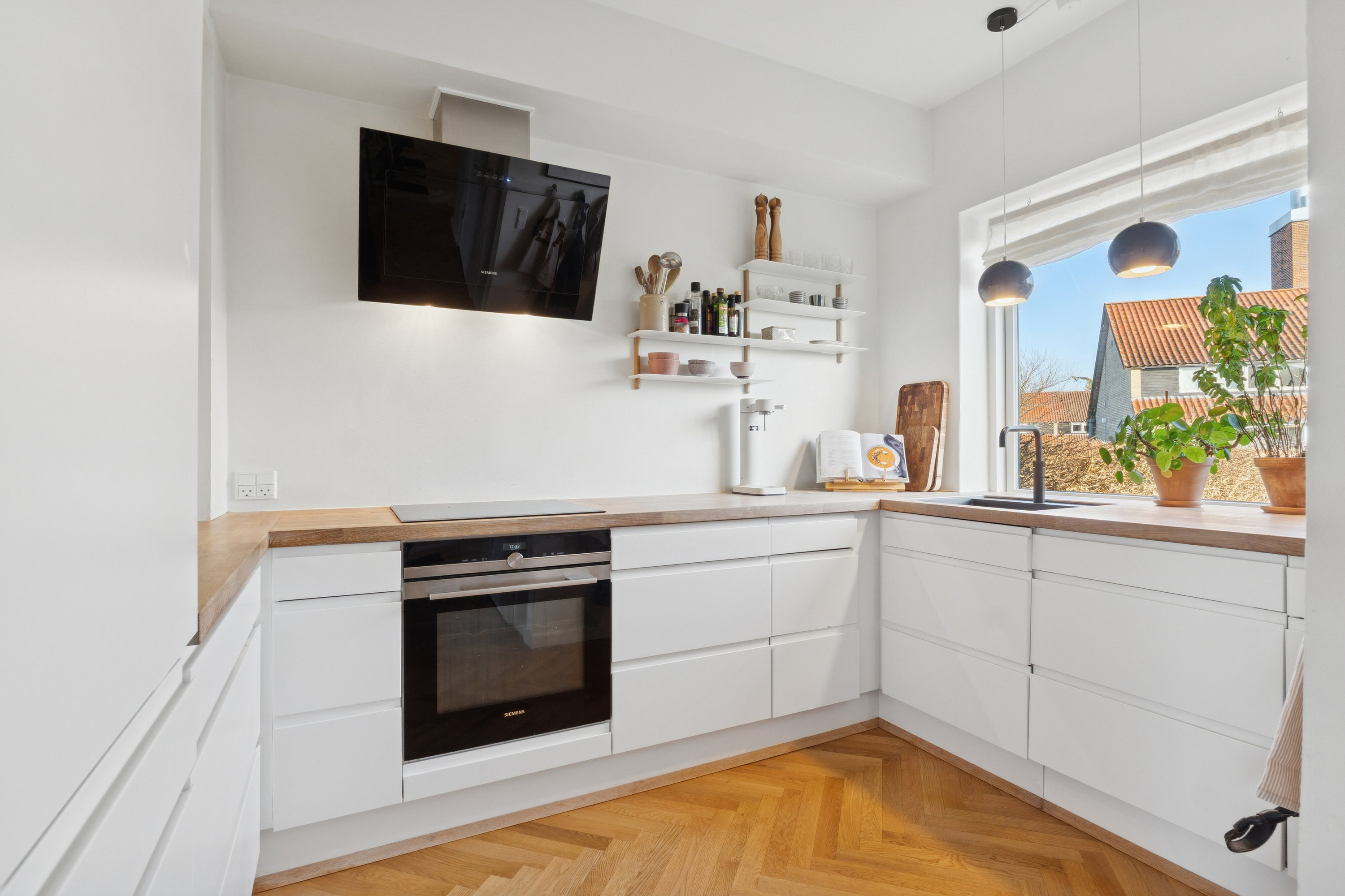 Fremhævet køkken billede i fuldskærmstilstand. Billede af Tornebakken 45, 2830 Virum