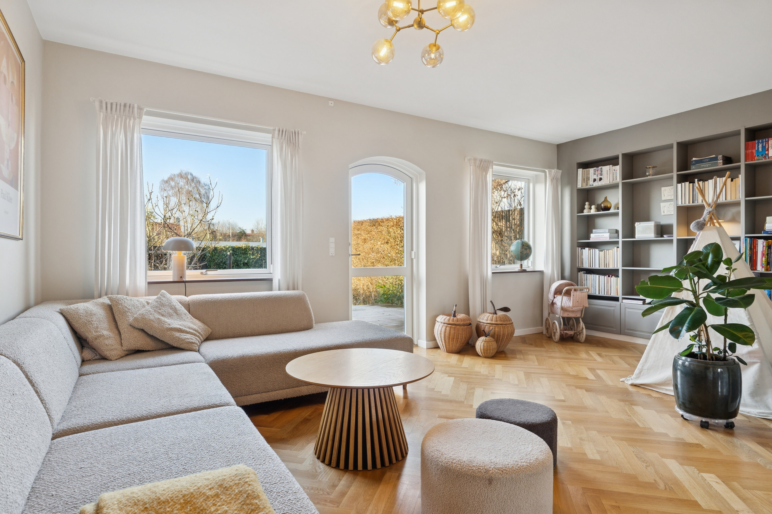 Fremhævet stue billede i fuldskærmstilstand. Billede af Tornebakken 45, 2830 Virum