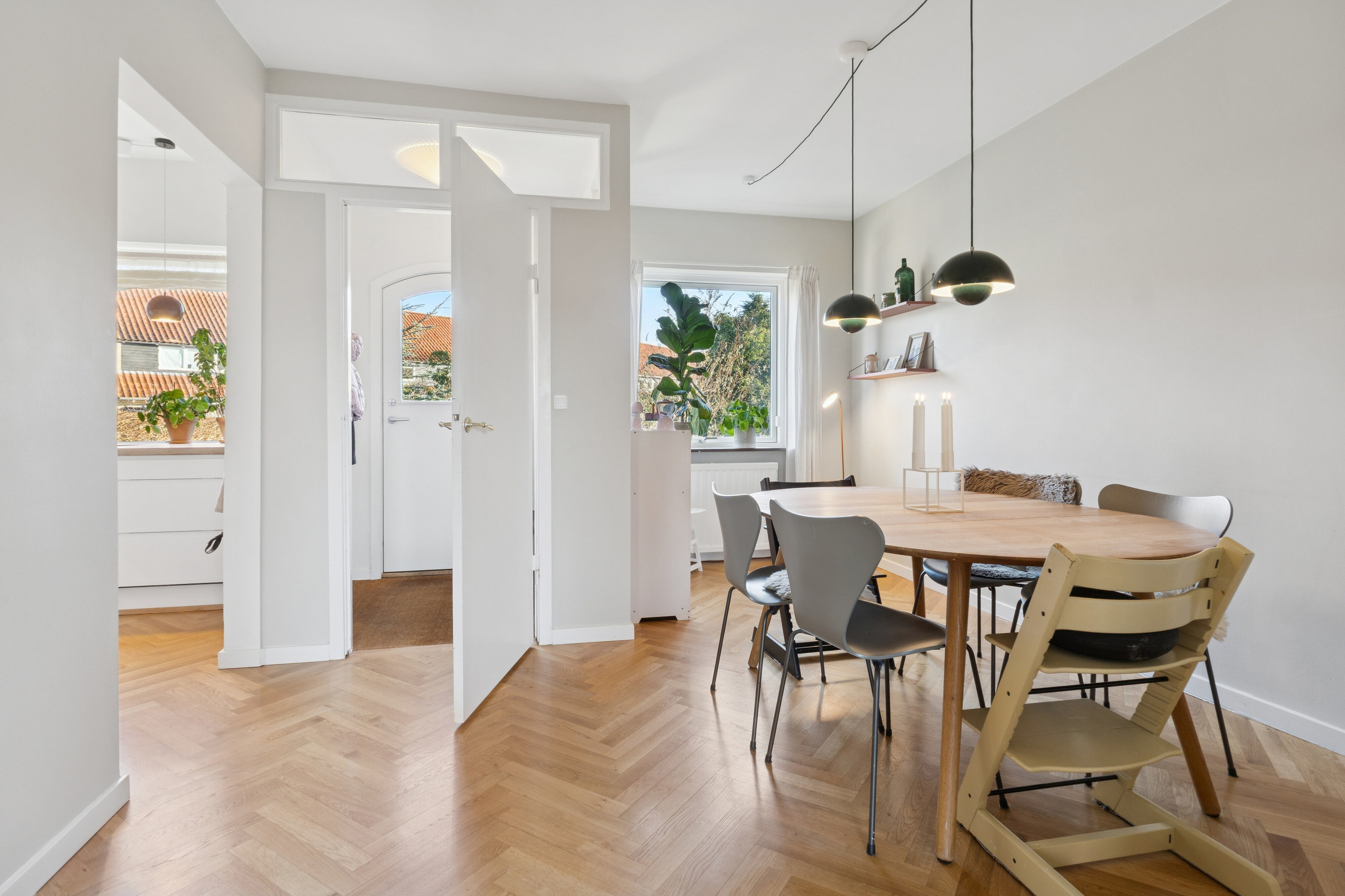 Fremhævet spisestue billede i fuldskærmstilstand. Billede af Tornebakken 45, 2830 Virum