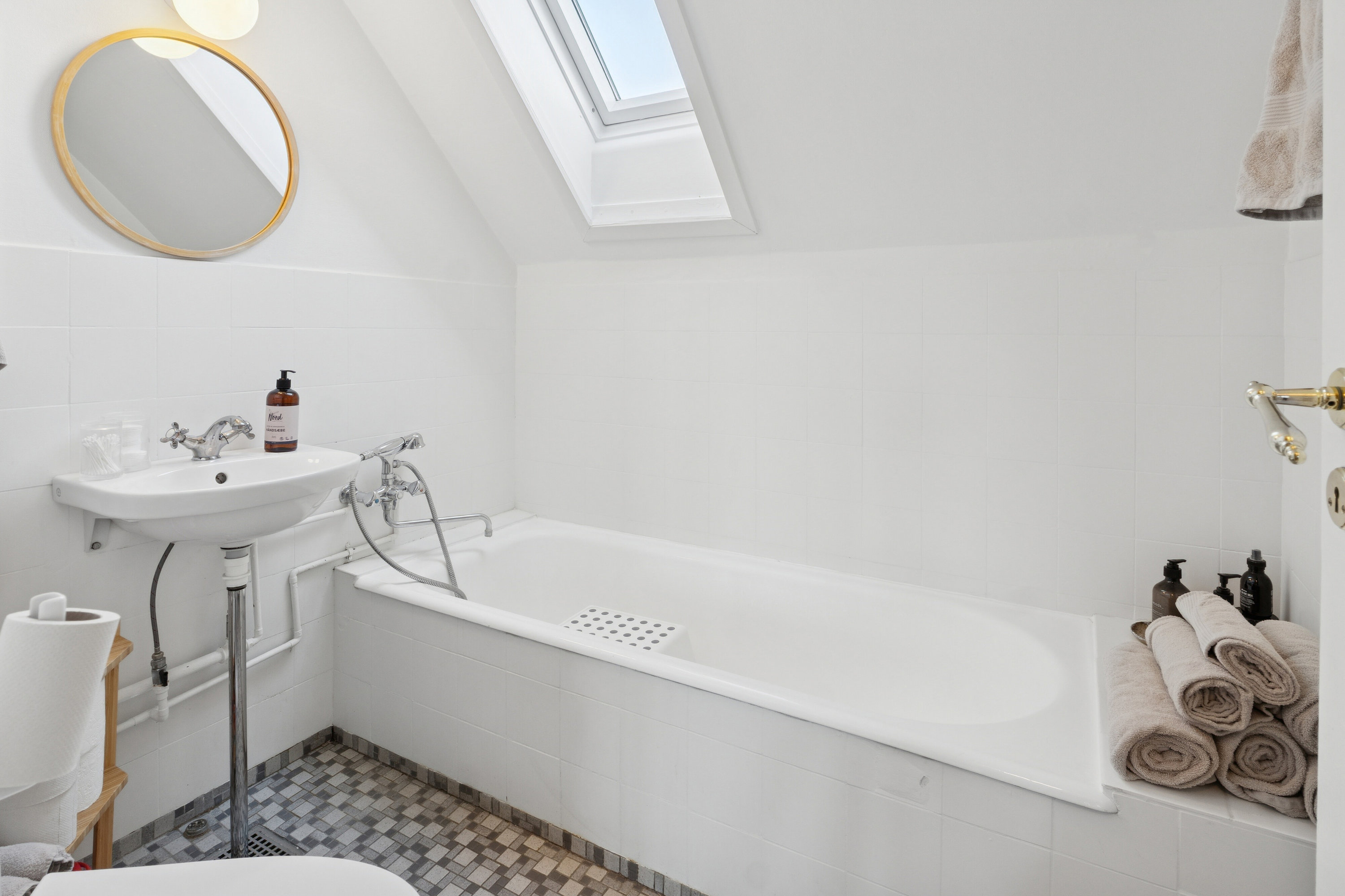 Fremhævet badeværelse billede i fuldskærmstilstand. Billede af Tornebakken 45, 2830 Virum