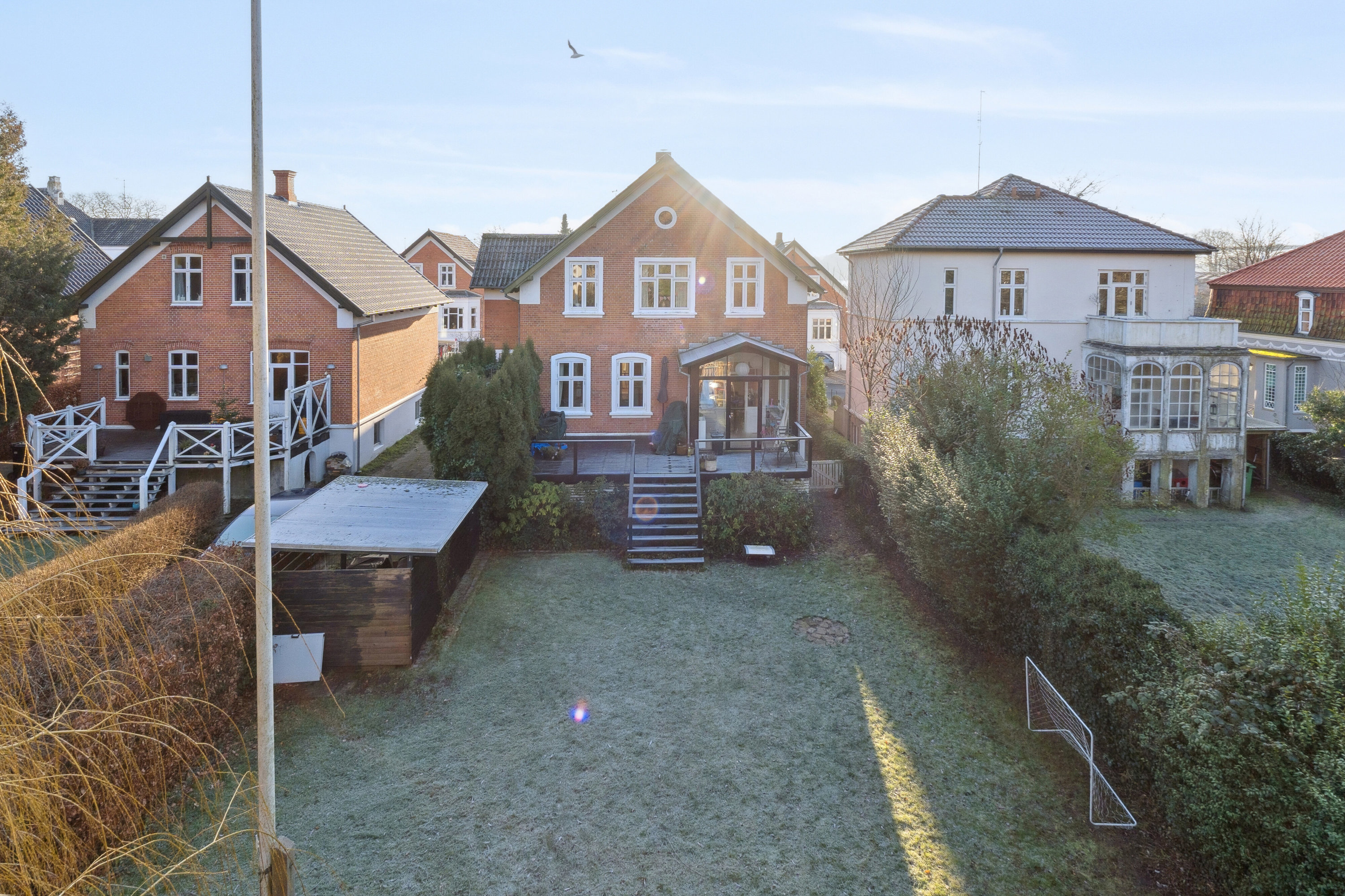 Fremhævet set fra haven billede i fuldskærmstilstand. Billede af Strandvej 30, 5700 Svendborg