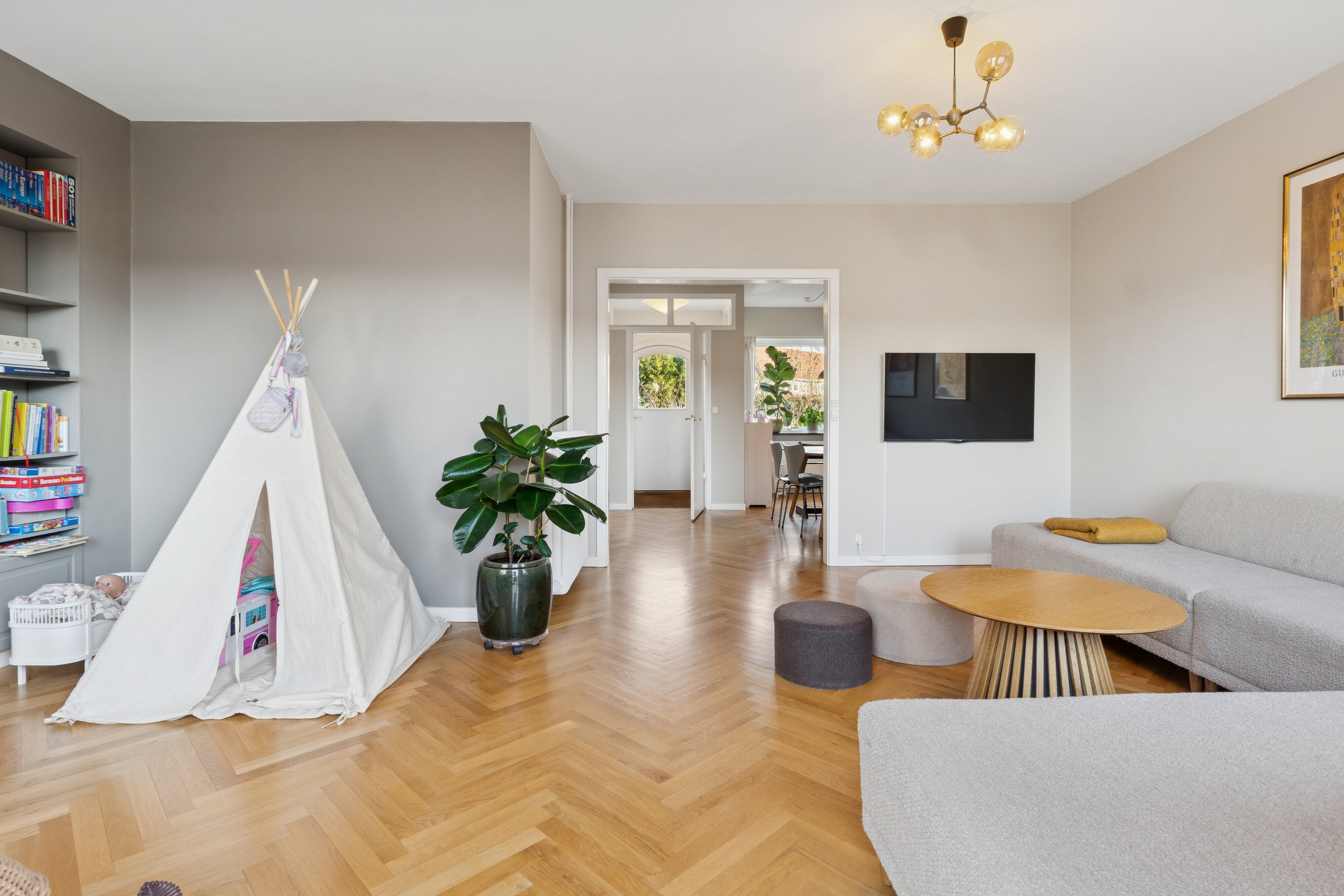 Fremhævet stue billede i fuldskærmstilstand. Billede af Tornebakken 45, 2830 Virum