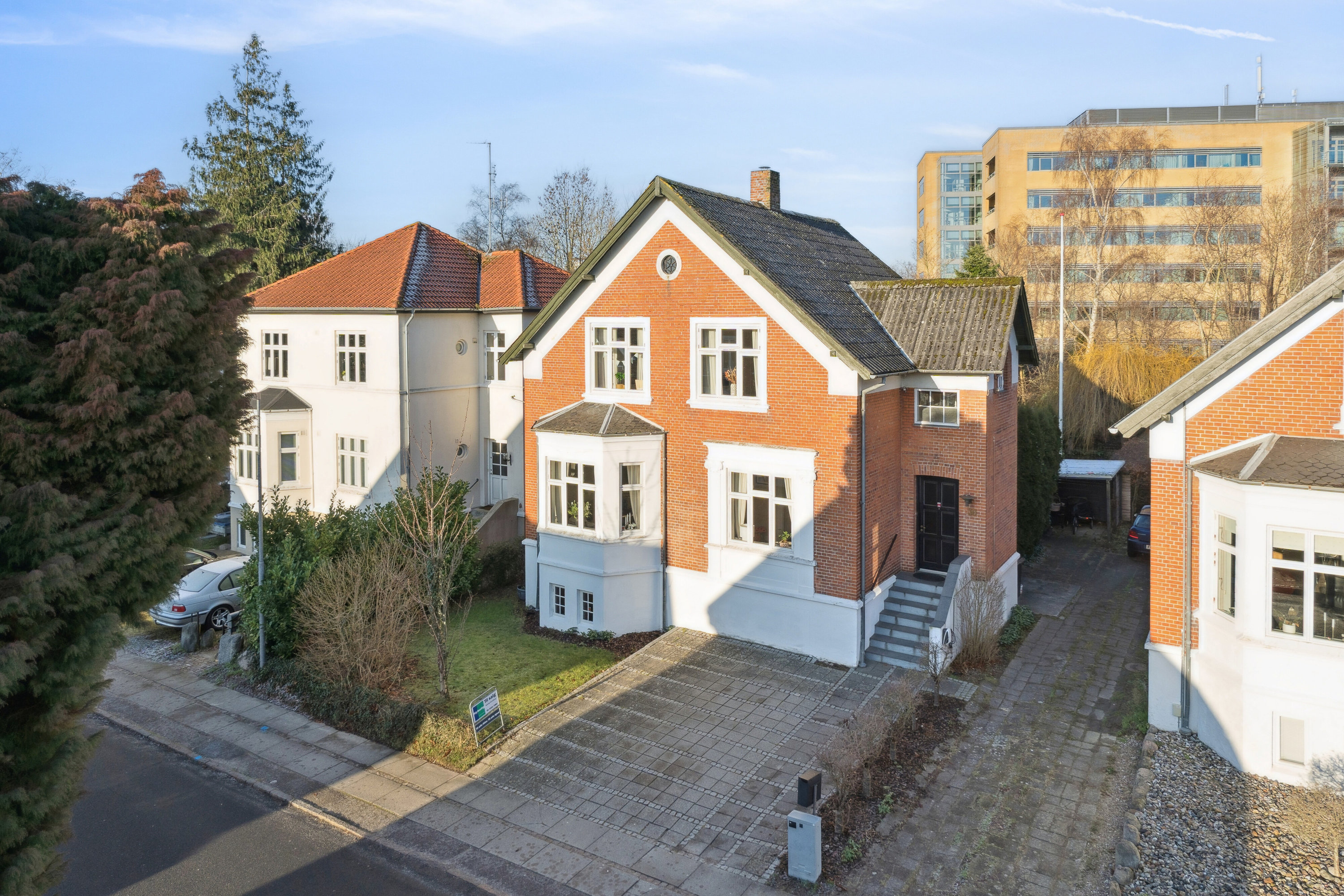 Fremhævet set fra vejen billede i fuldskærmstilstand. Billede af Strandvej 30, 5700 Svendborg