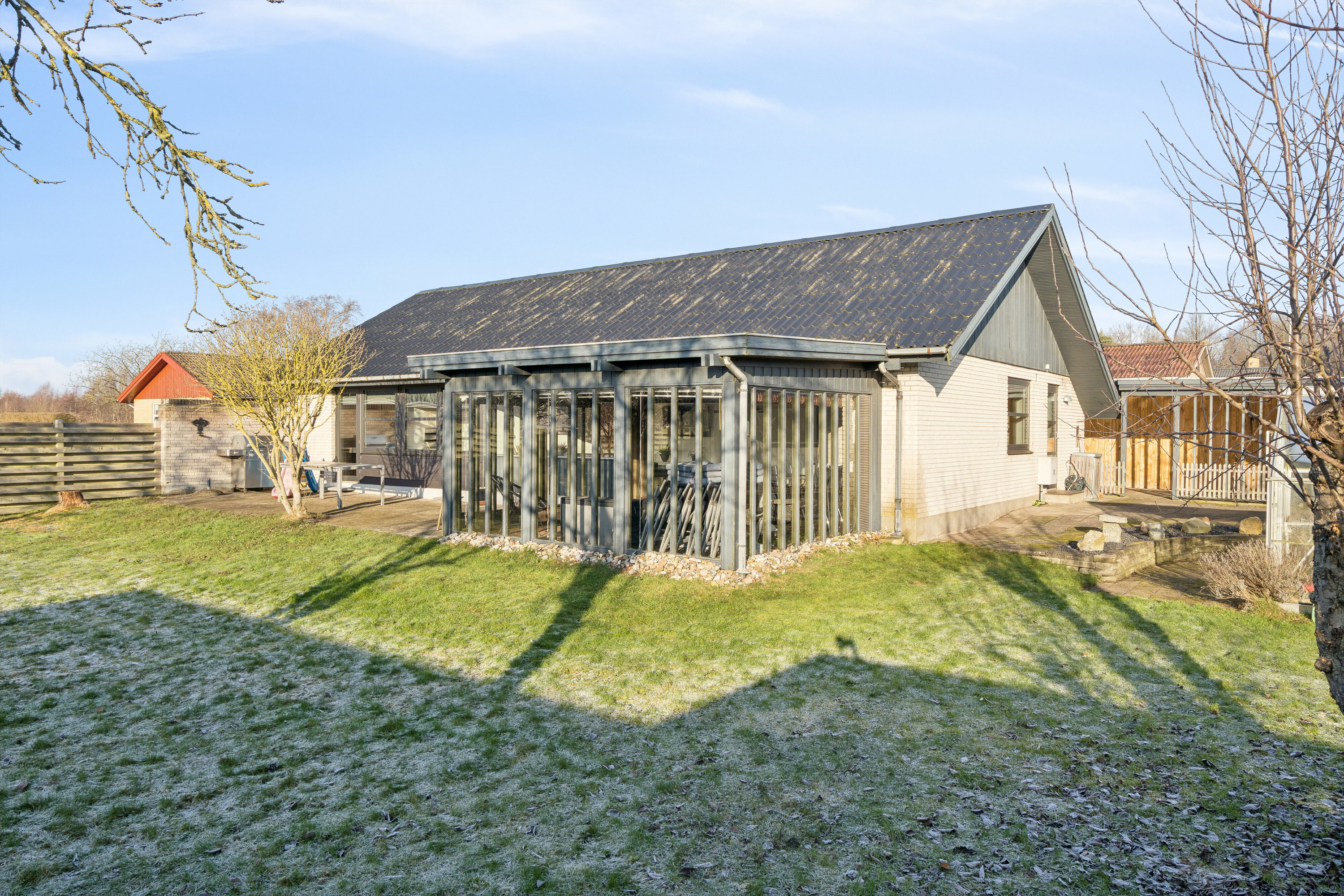 Fremhævet set fra haven billede i fuldskærmstilstand. Billede af Præsteengen 18, Rønnebæk, 4700 Næstved