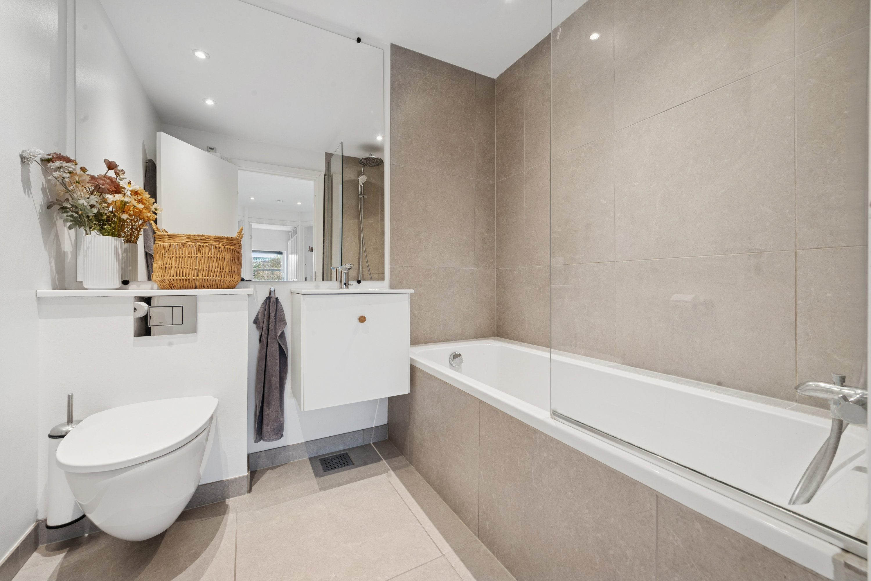 Fremhævet badeværelse billede i fuldskærmstilstand. Billede af Bastebjerg 33, 2690 Karlslunde