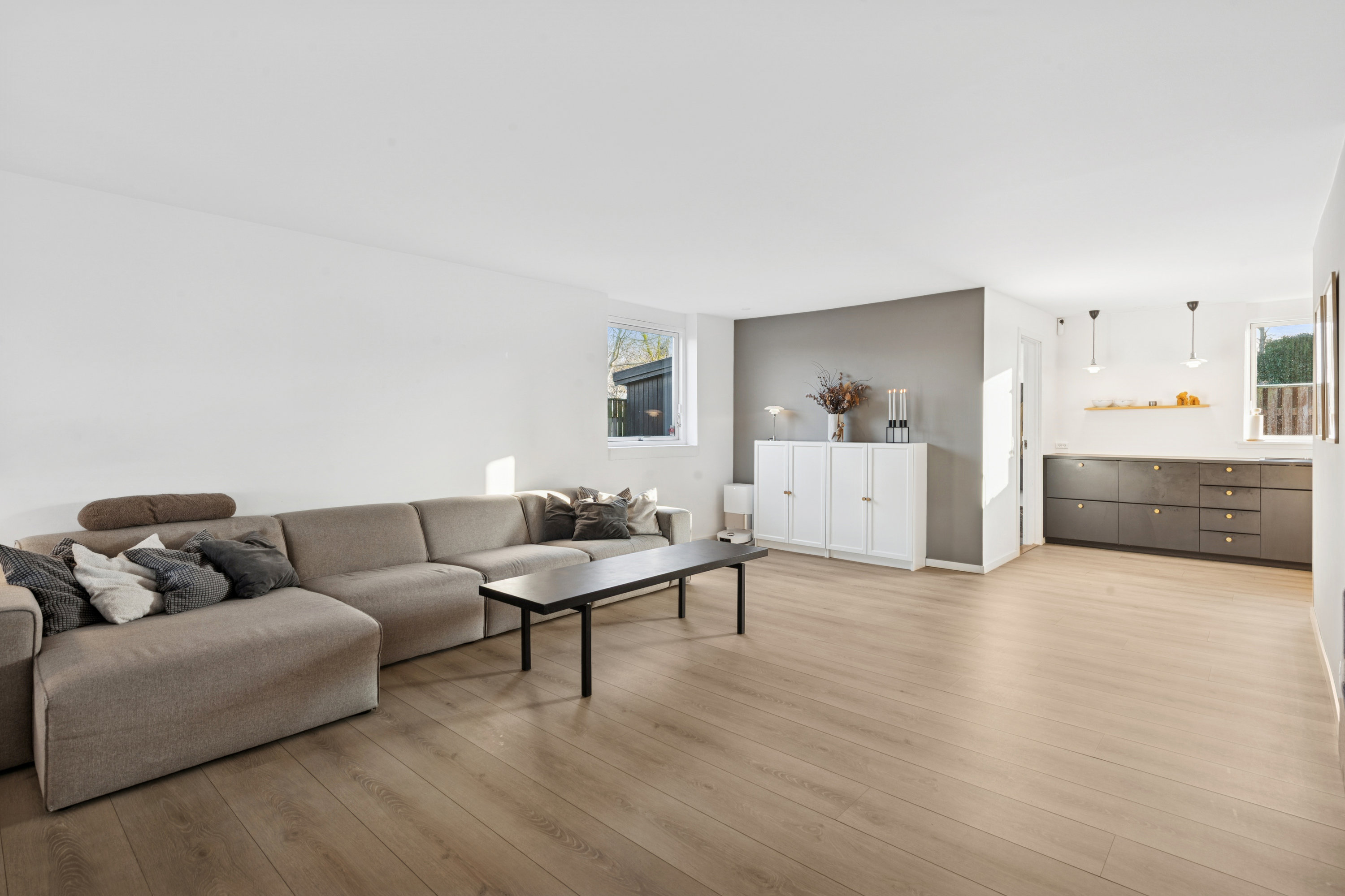 Fremhævet stue billede i fuldskærmstilstand. Billede af Bastebjerg 33, 2690 Karlslunde