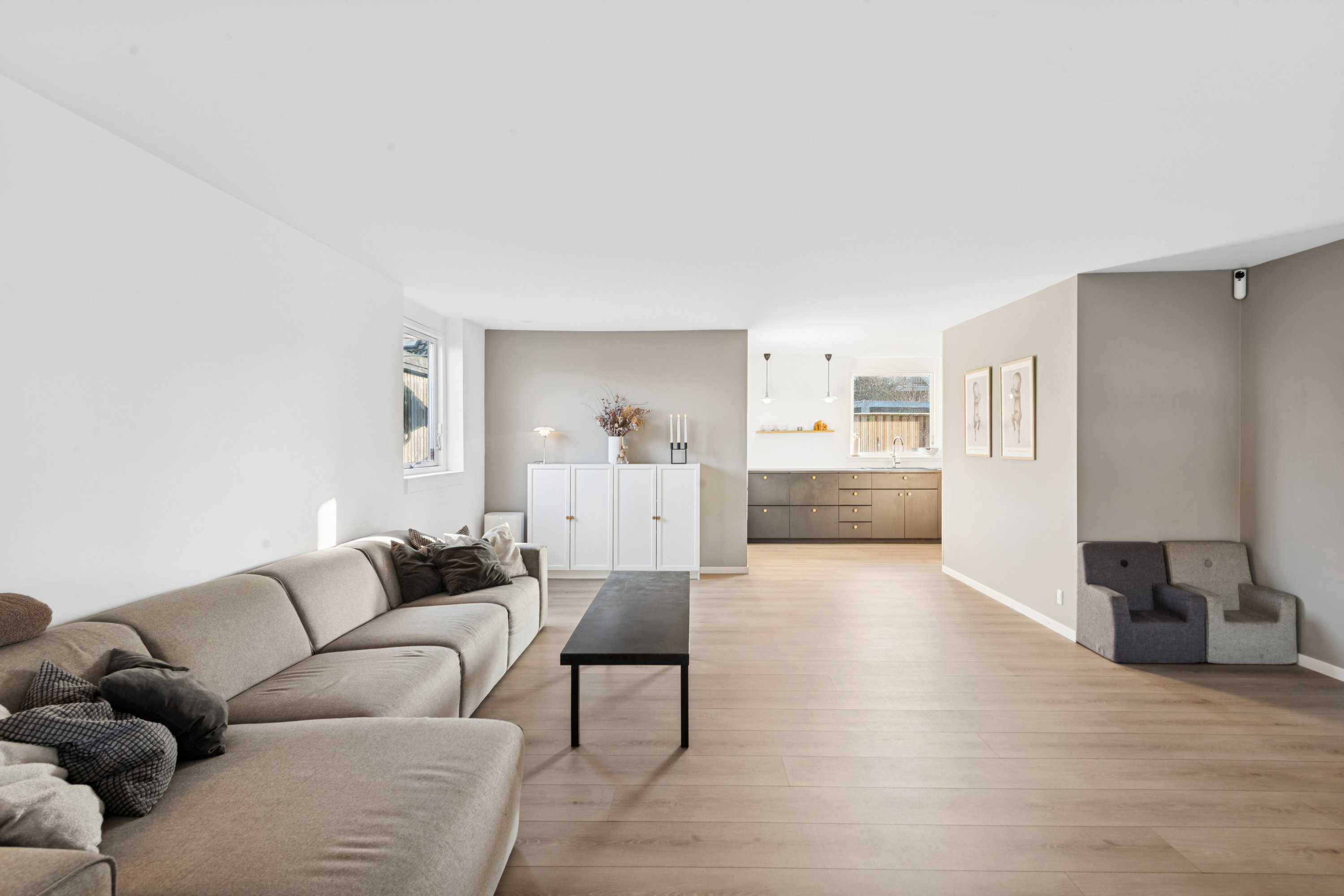 Fremhævet stue billede i fuldskærmstilstand. Billede af Bastebjerg 33, 2690 Karlslunde