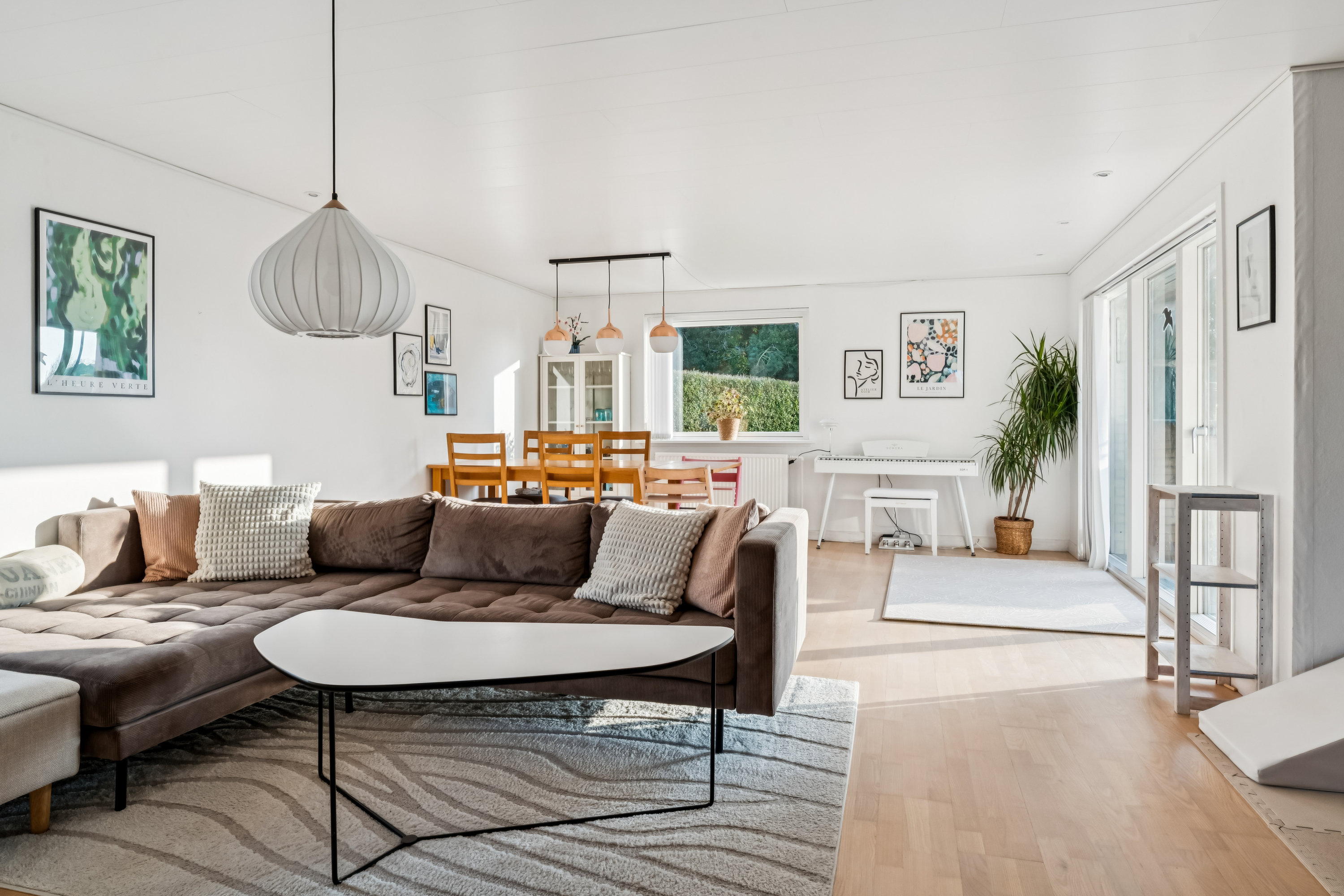 Fremhævet stue billede i fuldskærmstilstand. Billede af Klarup Kirkevej 48, 9270 Klarup