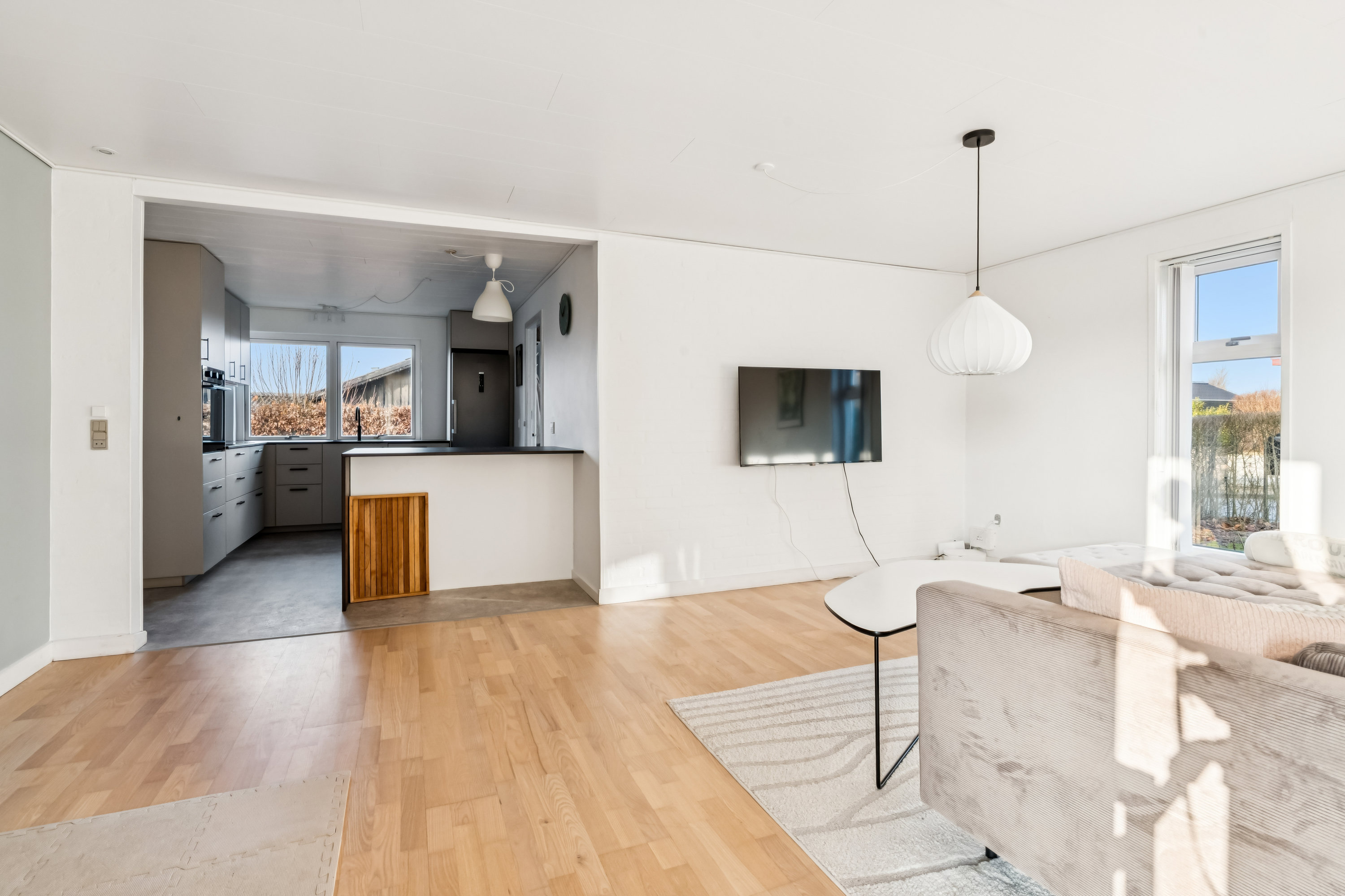 Fremhævet stue billede i fuldskærmstilstand. Billede af Klarup Kirkevej 48, 9270 Klarup