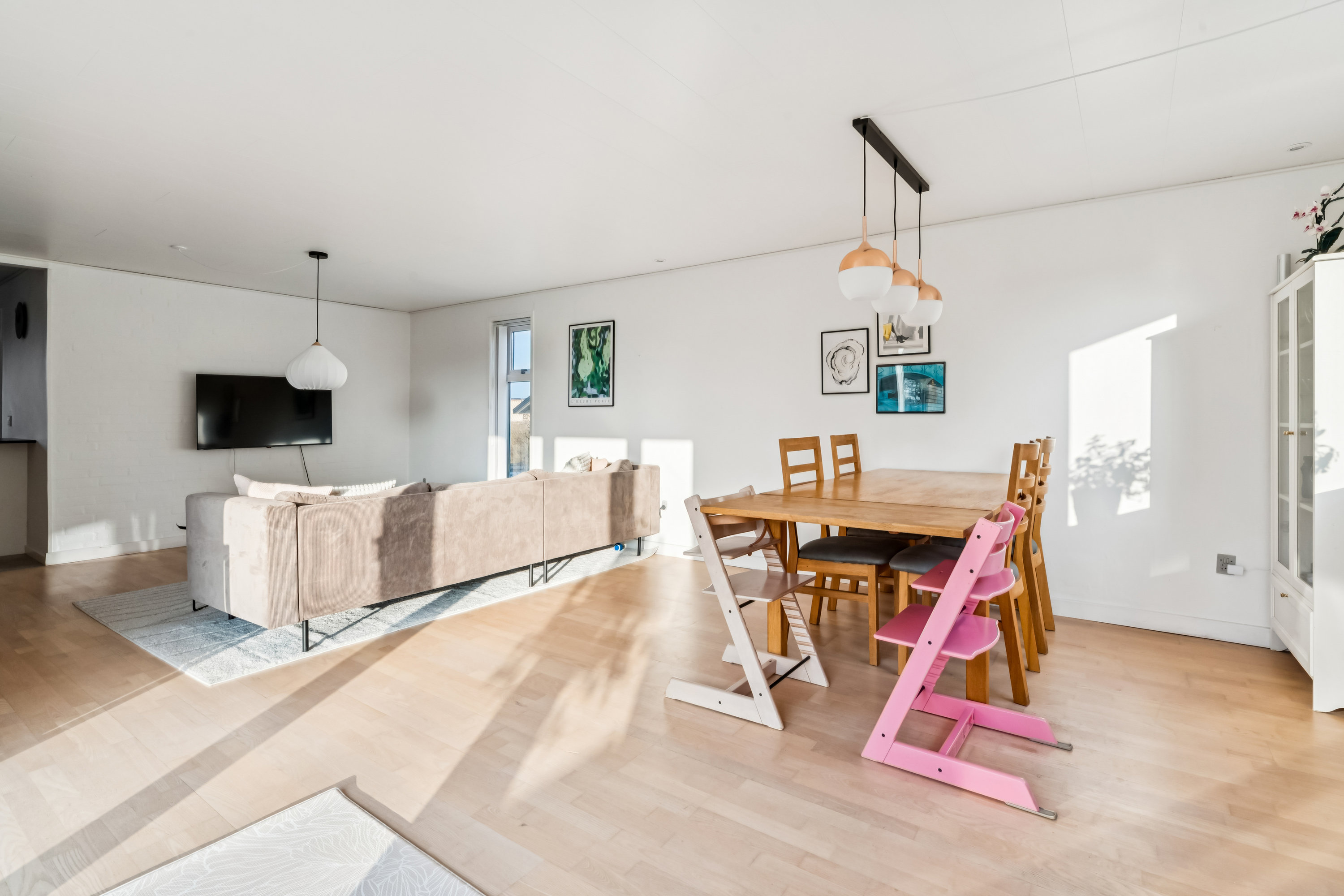 Fremhævet stue billede i fuldskærmstilstand. Billede af Klarup Kirkevej 48, 9270 Klarup