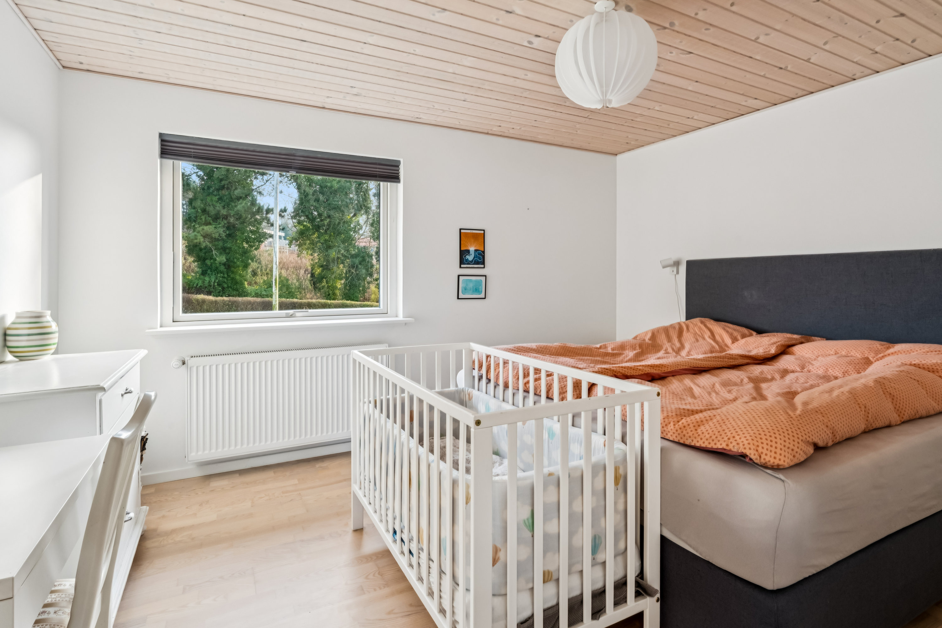 Fremhævet værelse billede i fuldskærmstilstand. Billede af Klarup Kirkevej 48, 9270 Klarup