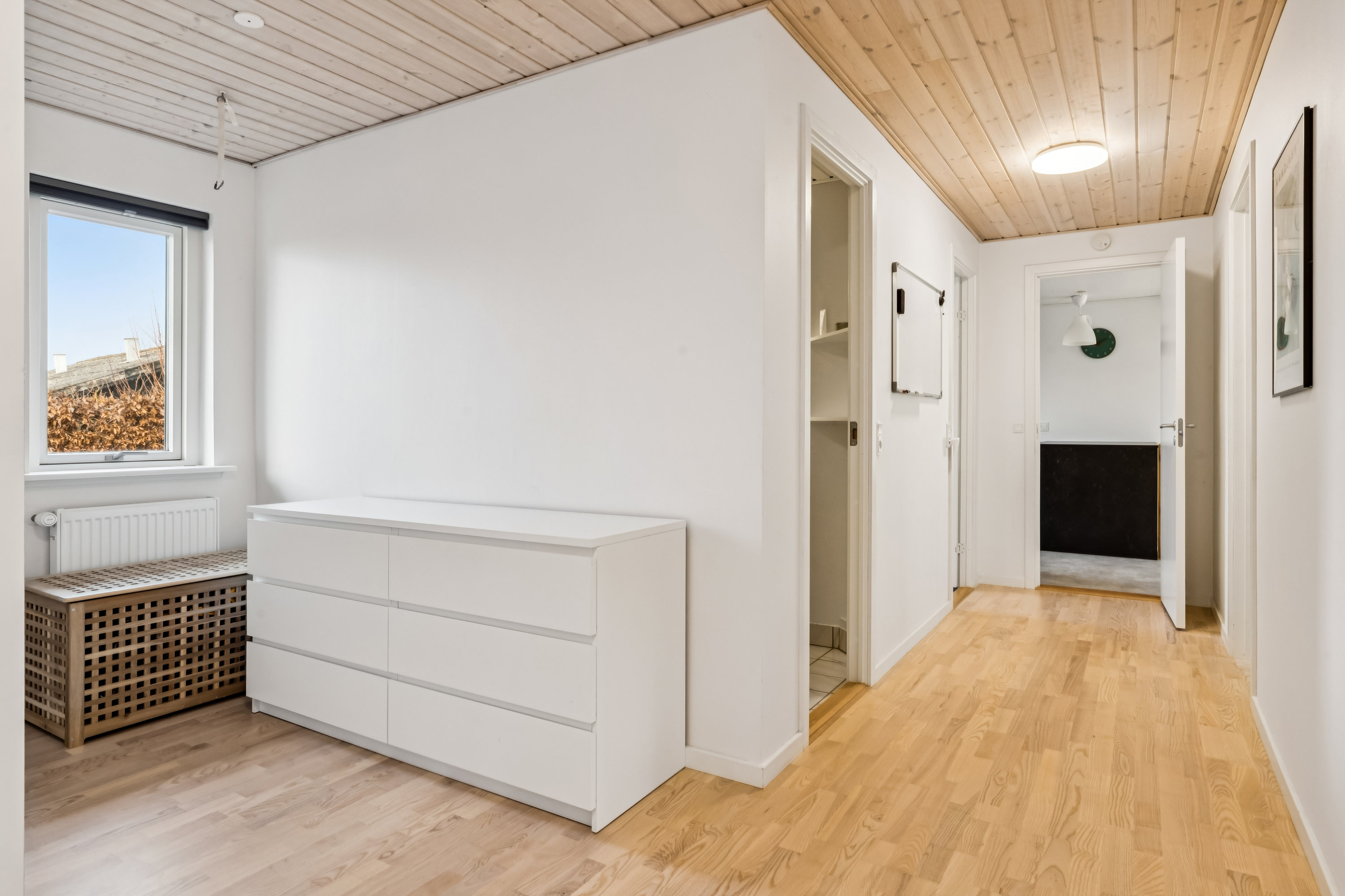 Fremhævet værelse billede i fuldskærmstilstand. Billede af Klarup Kirkevej 48, 9270 Klarup