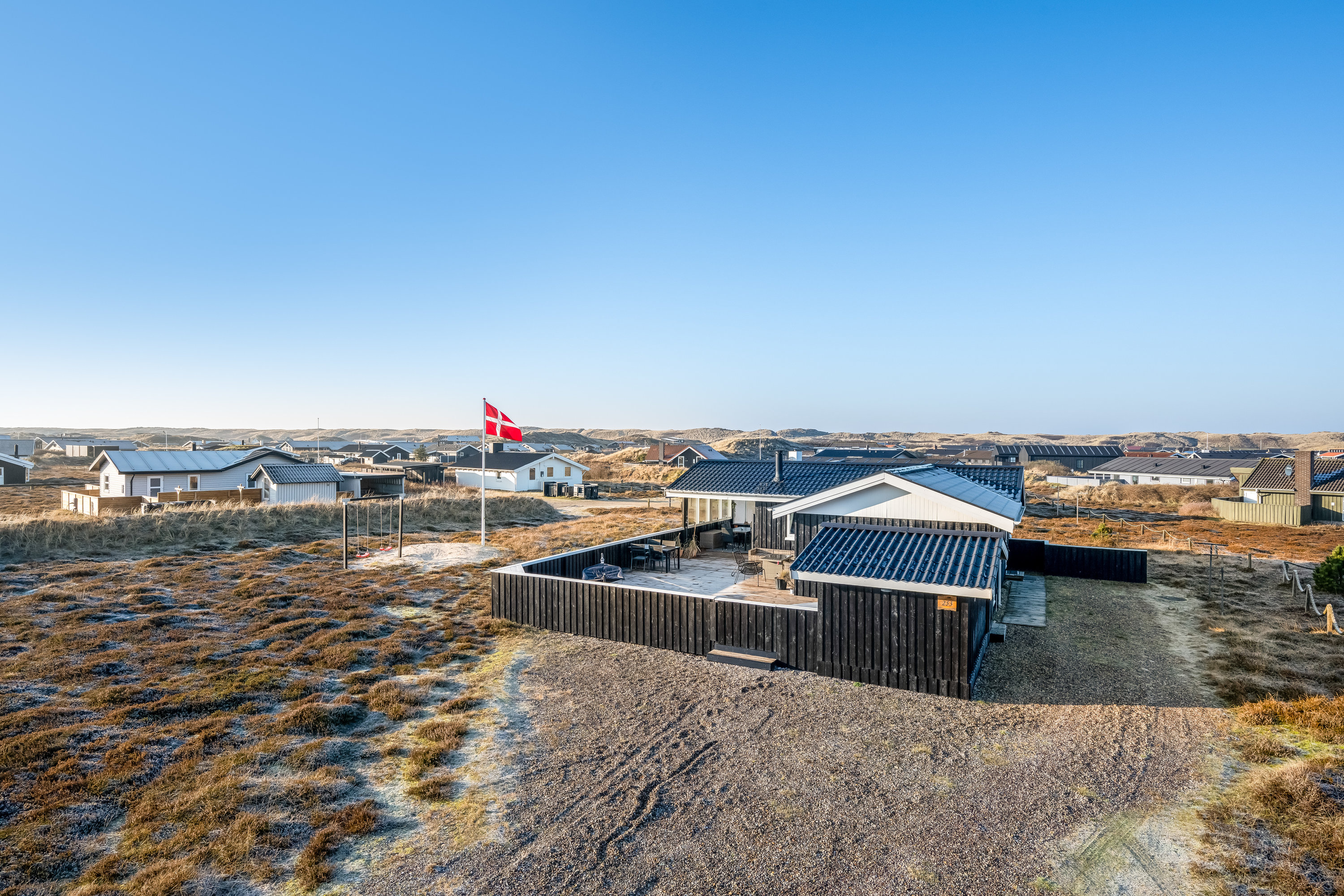 Fremhævet facade billede i fuldskærmstilstand. Billede af Bjerregårdsvej 253, Bjerregaard, 6960 Hvide Sande