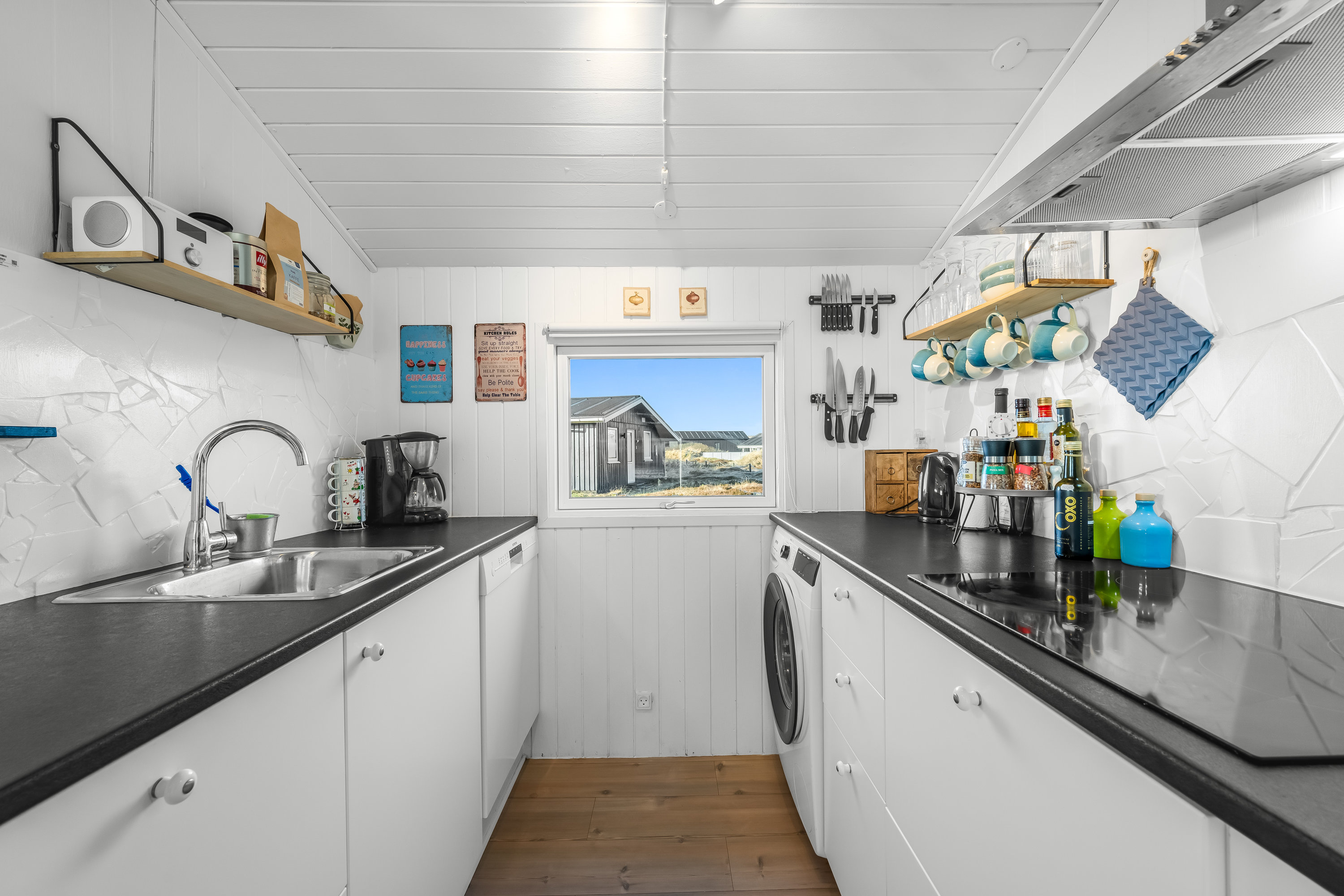 Fremhævet køkken billede i fuldskærmstilstand. Billede af Bjerregårdsvej 253, Bjerregaard, 6960 Hvide Sande