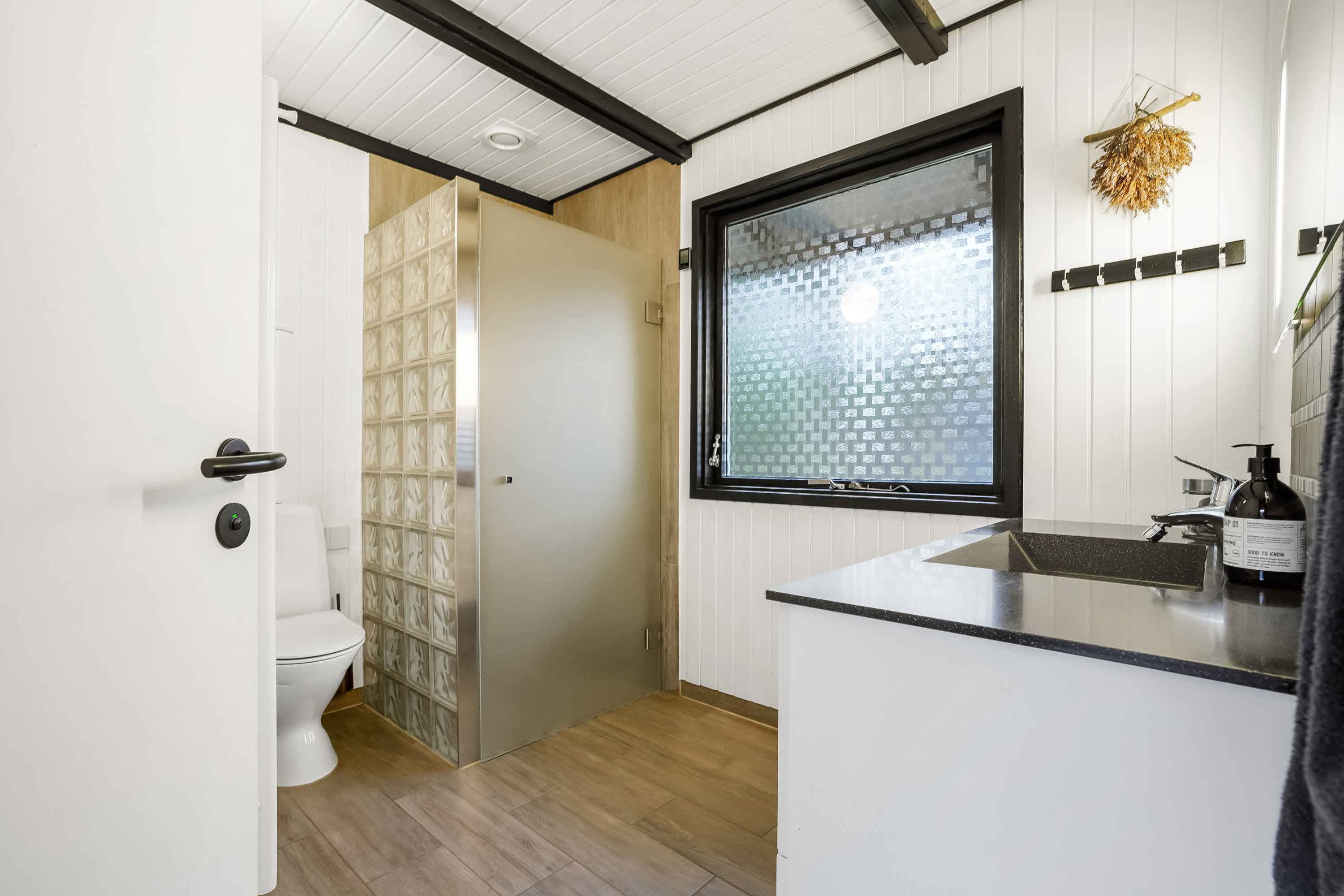 Fremhævet badeværelse billede i fuldskærmstilstand. Billede af Sandtoftevej 17, 6857 Blåvand