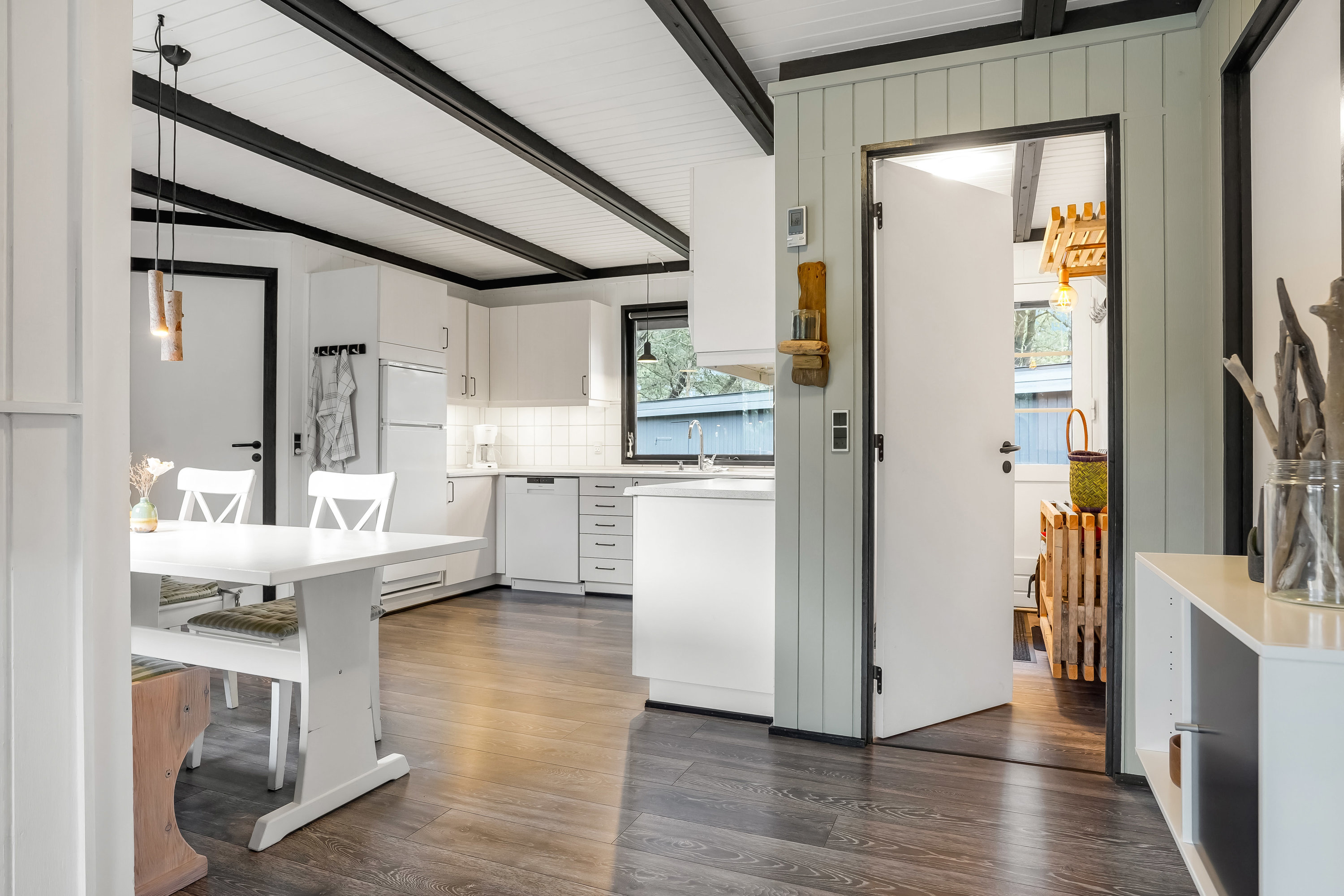 Fremhævet køkken billede i fuldskærmstilstand. Billede af Sandtoftevej 17, 6857 Blåvand