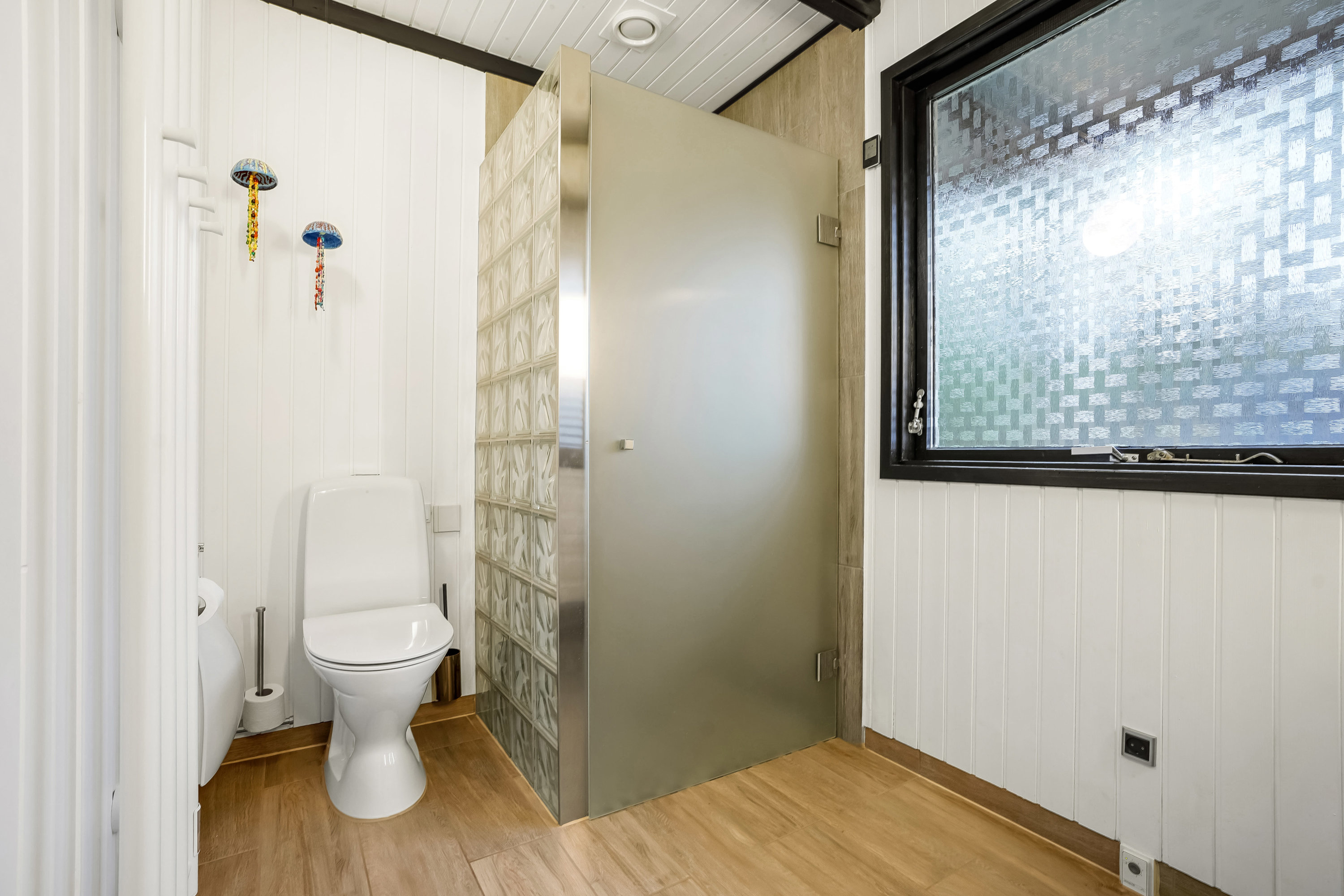 Fremhævet badeværelse billede i fuldskærmstilstand. Billede af Sandtoftevej 17, 6857 Blåvand