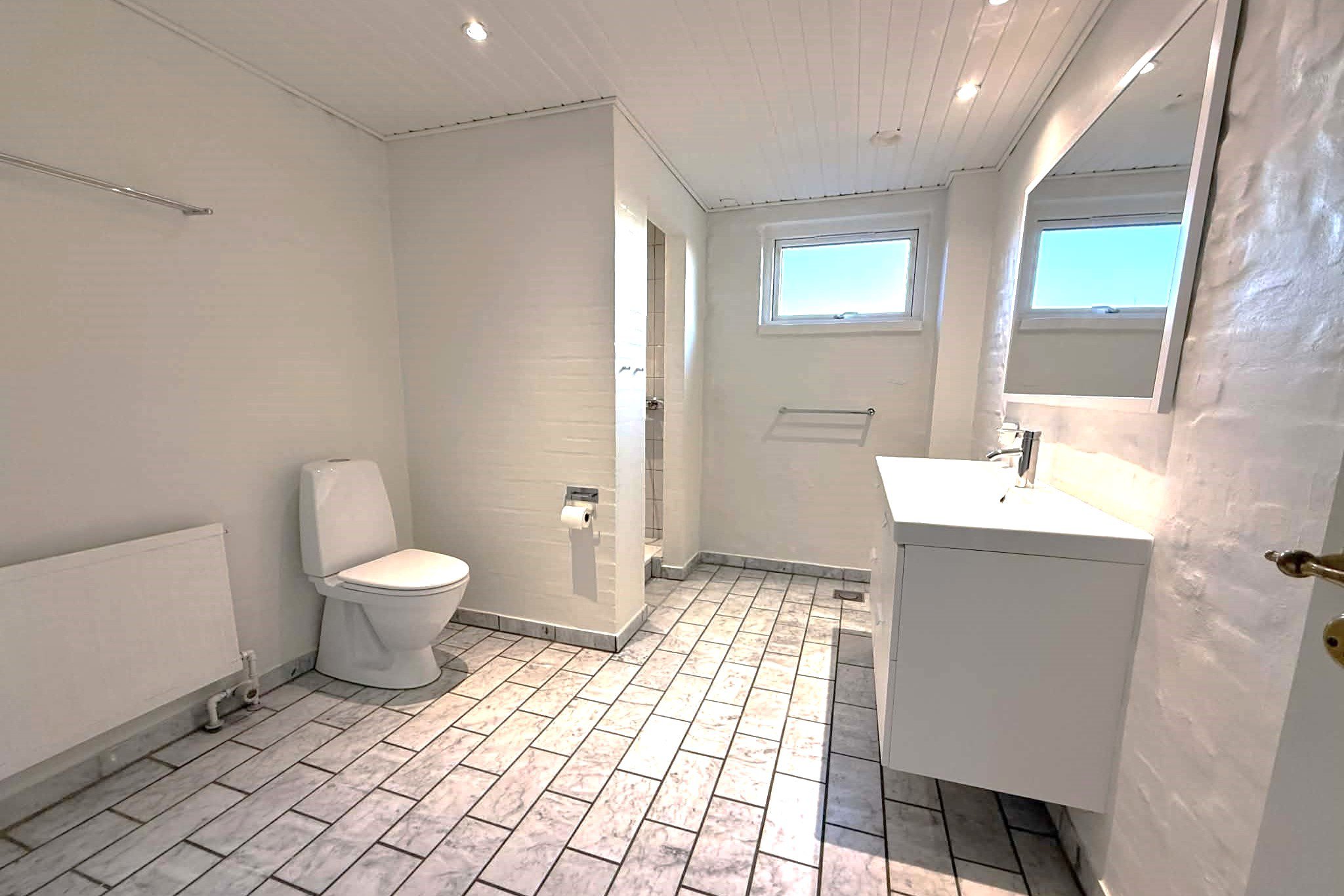 Fremhævet badeværelse billede i fuldskærmstilstand. Billede af Rødbyvej 18, Thurø, 5700 Svendborg