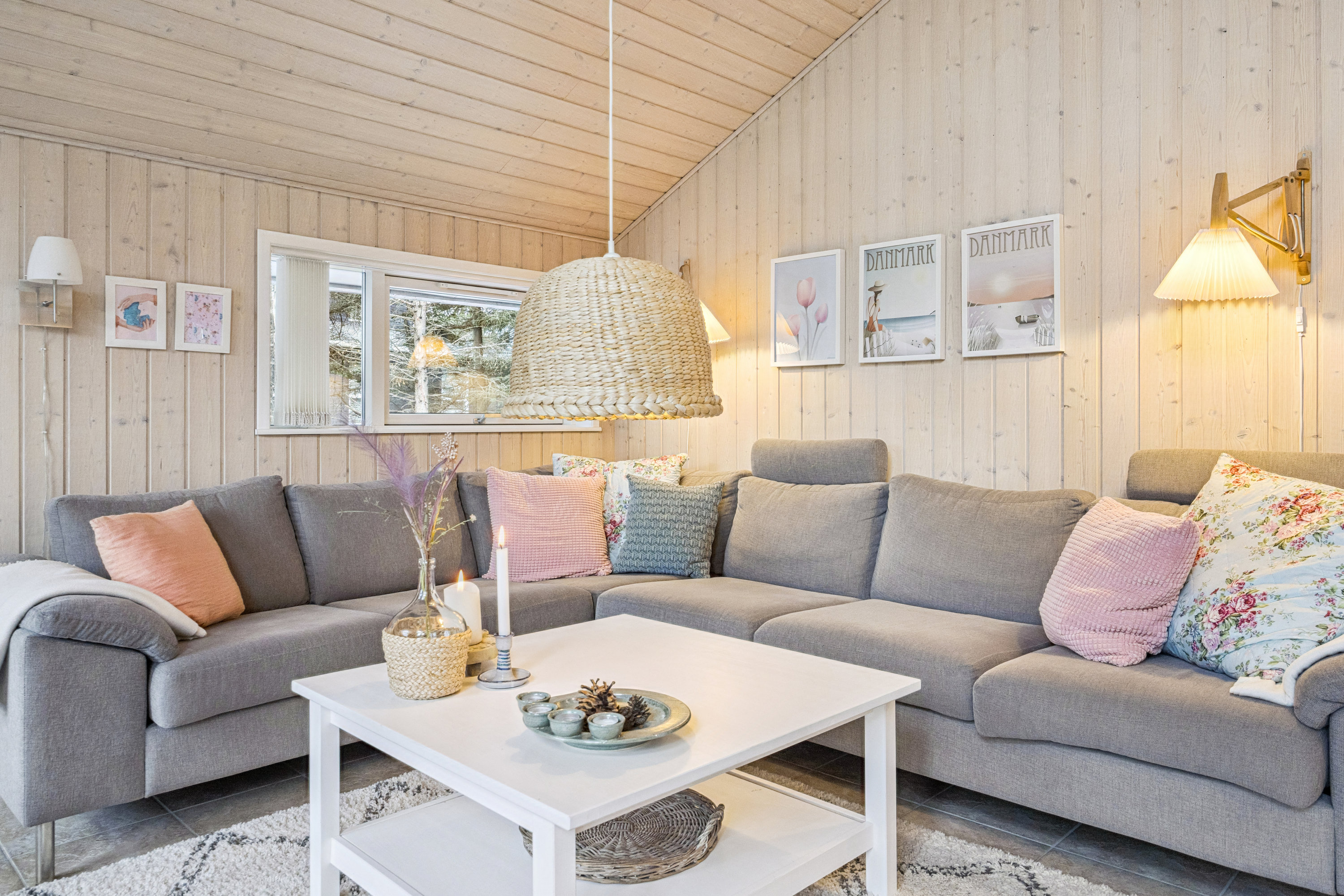 Fremhævet stue billede i fuldskærmstilstand. Billede af Koldkærgårdsvej 19, 9370 Hals