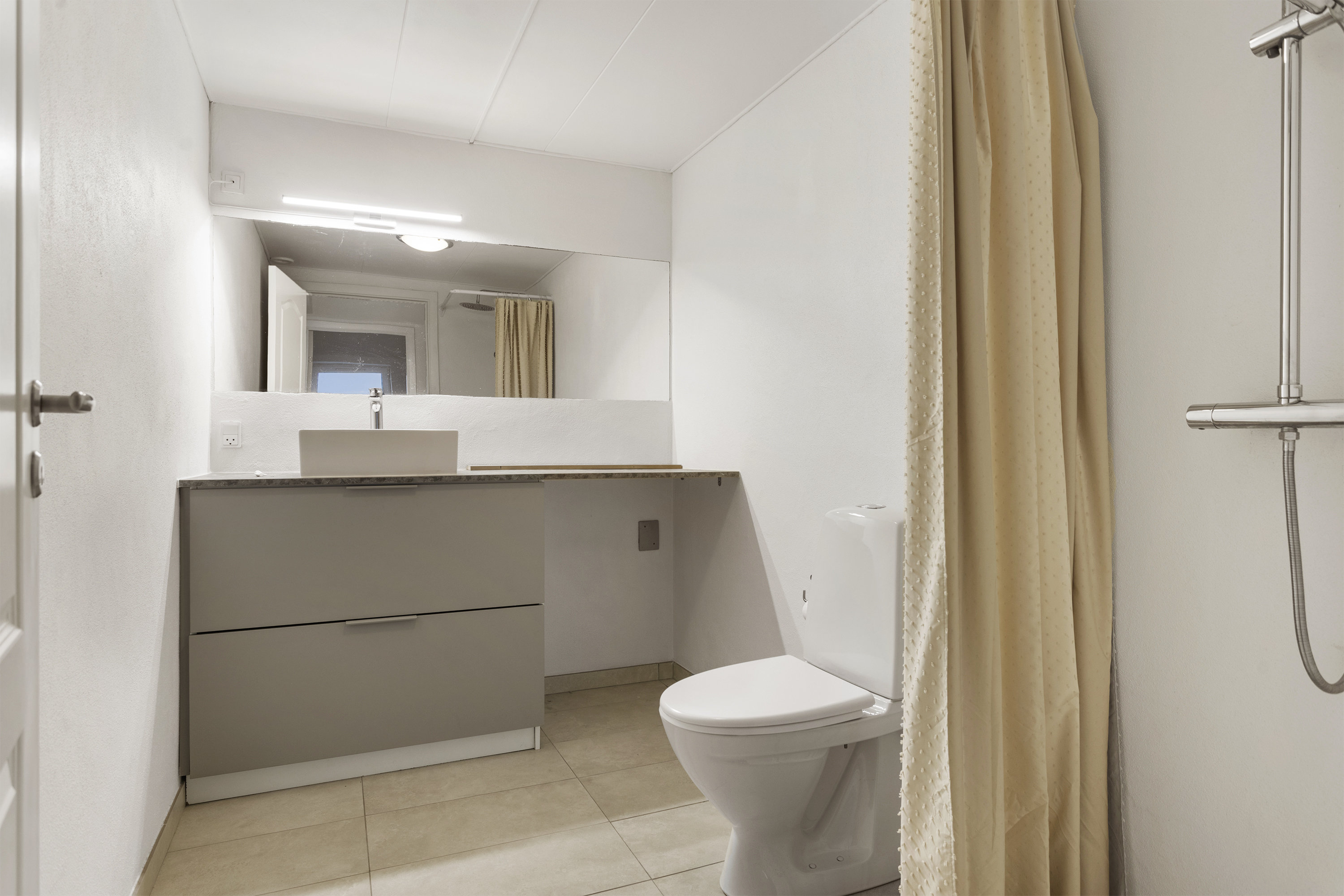 Miniaturebillede 2: badeværelse. Billede af Kragholmen 222, 2. th., 9900 Frederikshavn