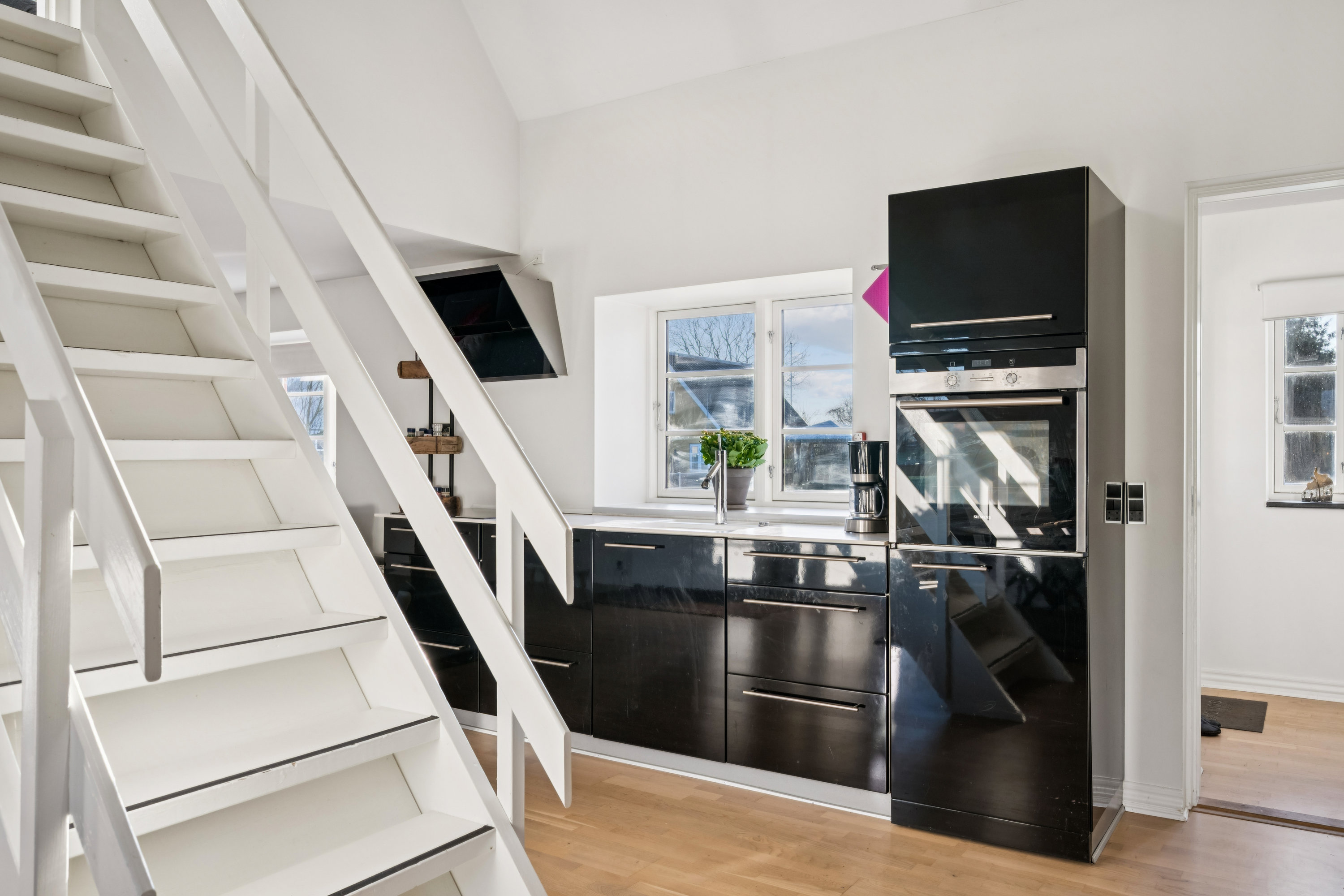 Fremhævet trappe billede i fuldskærmstilstand. Billede af Ballevej 11, Tirstrup, 8400 Ebeltoft