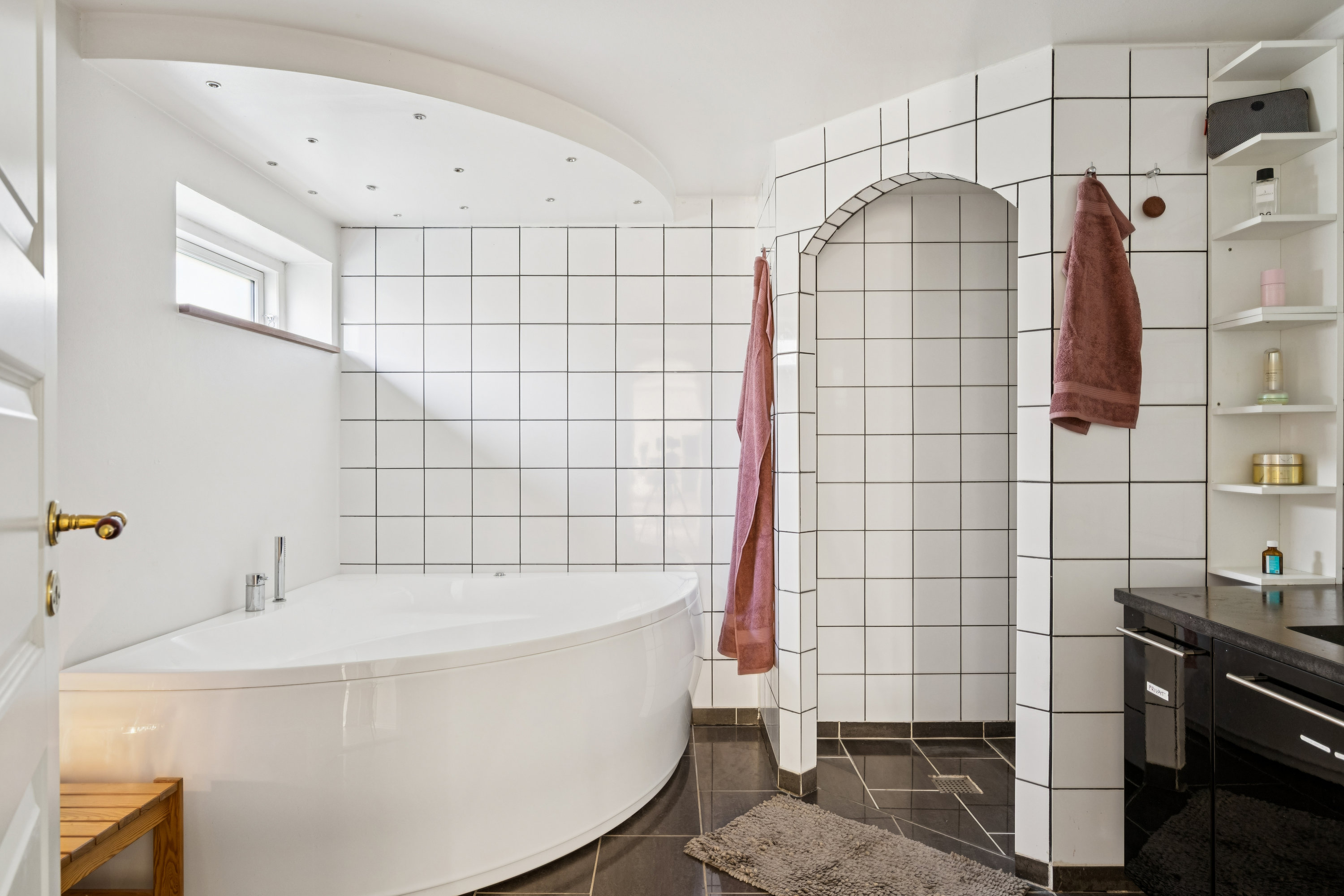 Fremhævet badeværelse billede i fuldskærmstilstand. Billede af Ballevej 11, Tirstrup, 8400 Ebeltoft