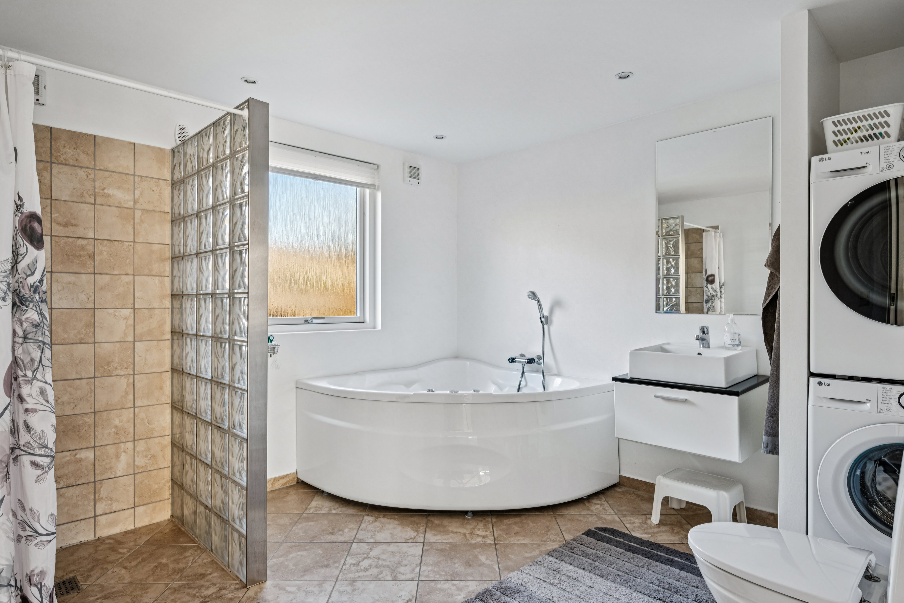 Fremhævet badeværelse billede i fuldskærmstilstand. Billede af Nordbakken 2, Lyngsbæk, 8400 Ebeltoft