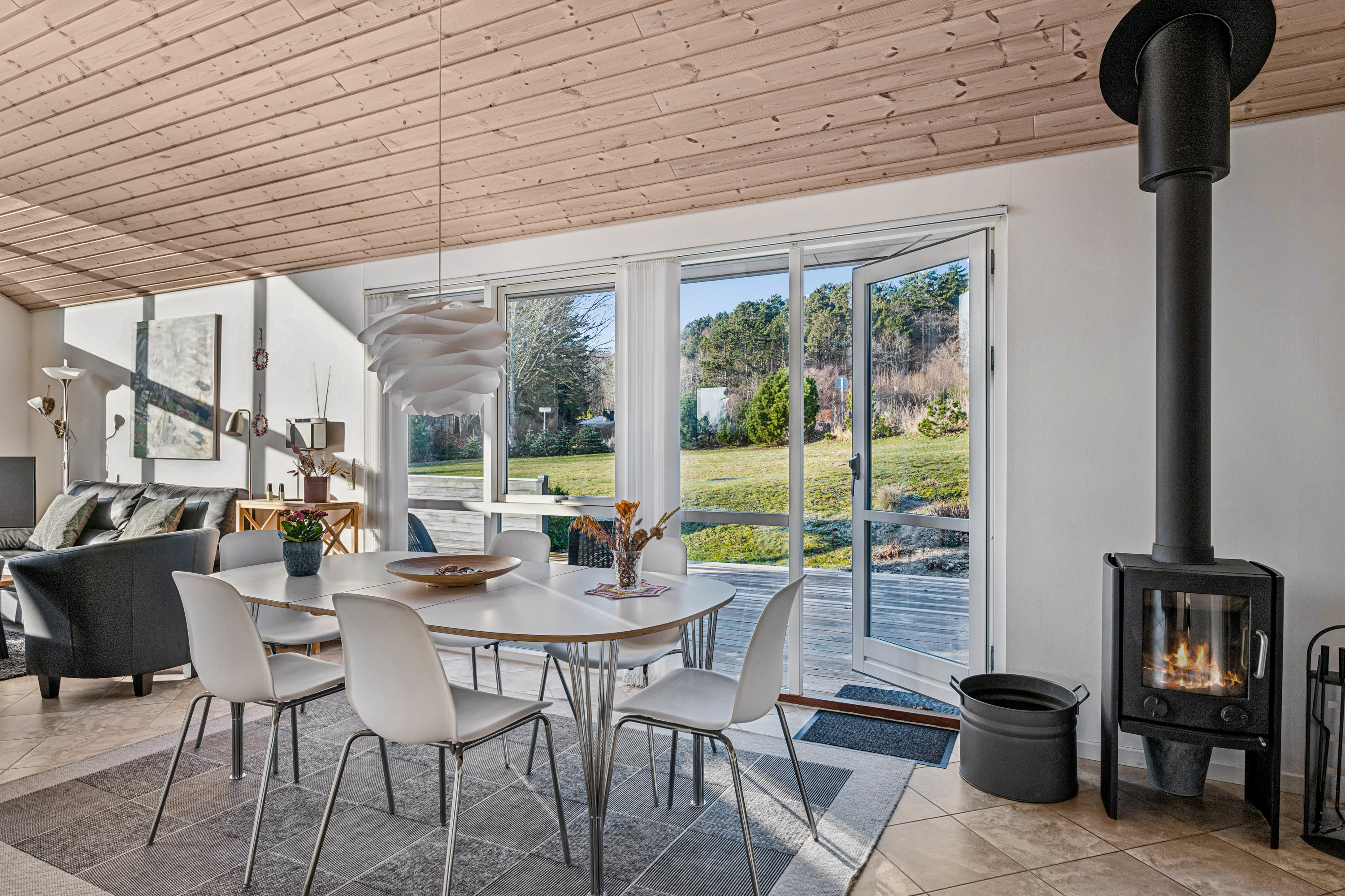 Fremhævet stue billede i fuldskærmstilstand. Billede af Nordbakken 2, Lyngsbæk, 8400 Ebeltoft