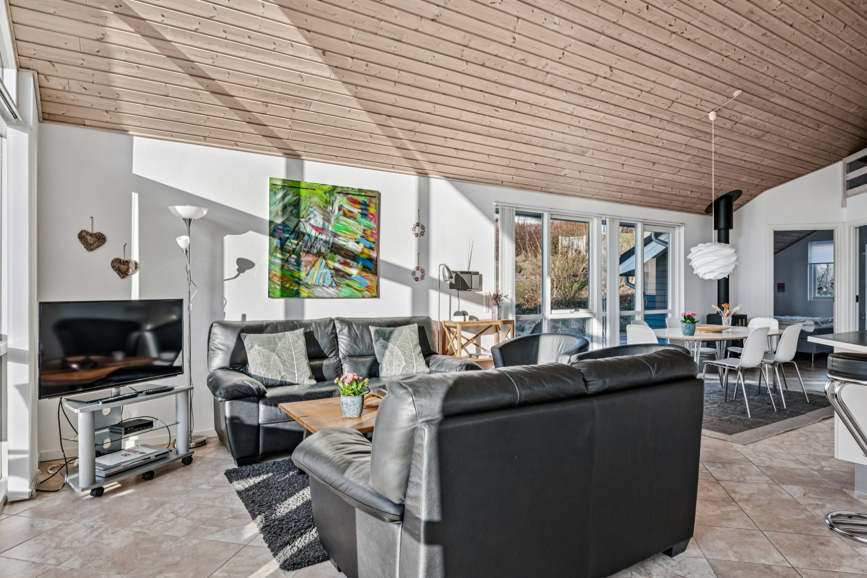 Fremhævet stue billede i fuldskærmstilstand. Billede af Nordbakken 2, Lyngsbæk, 8400 Ebeltoft