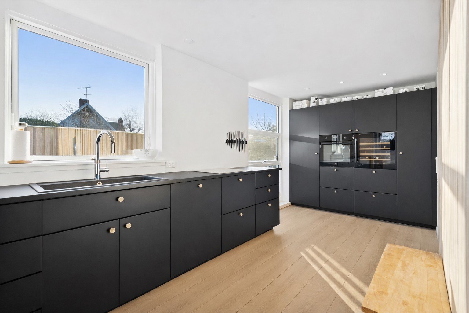 Fremhævet køkken billede i fuldskærmstilstand. Billede af Bastebjerg 33, 2690 Karlslunde