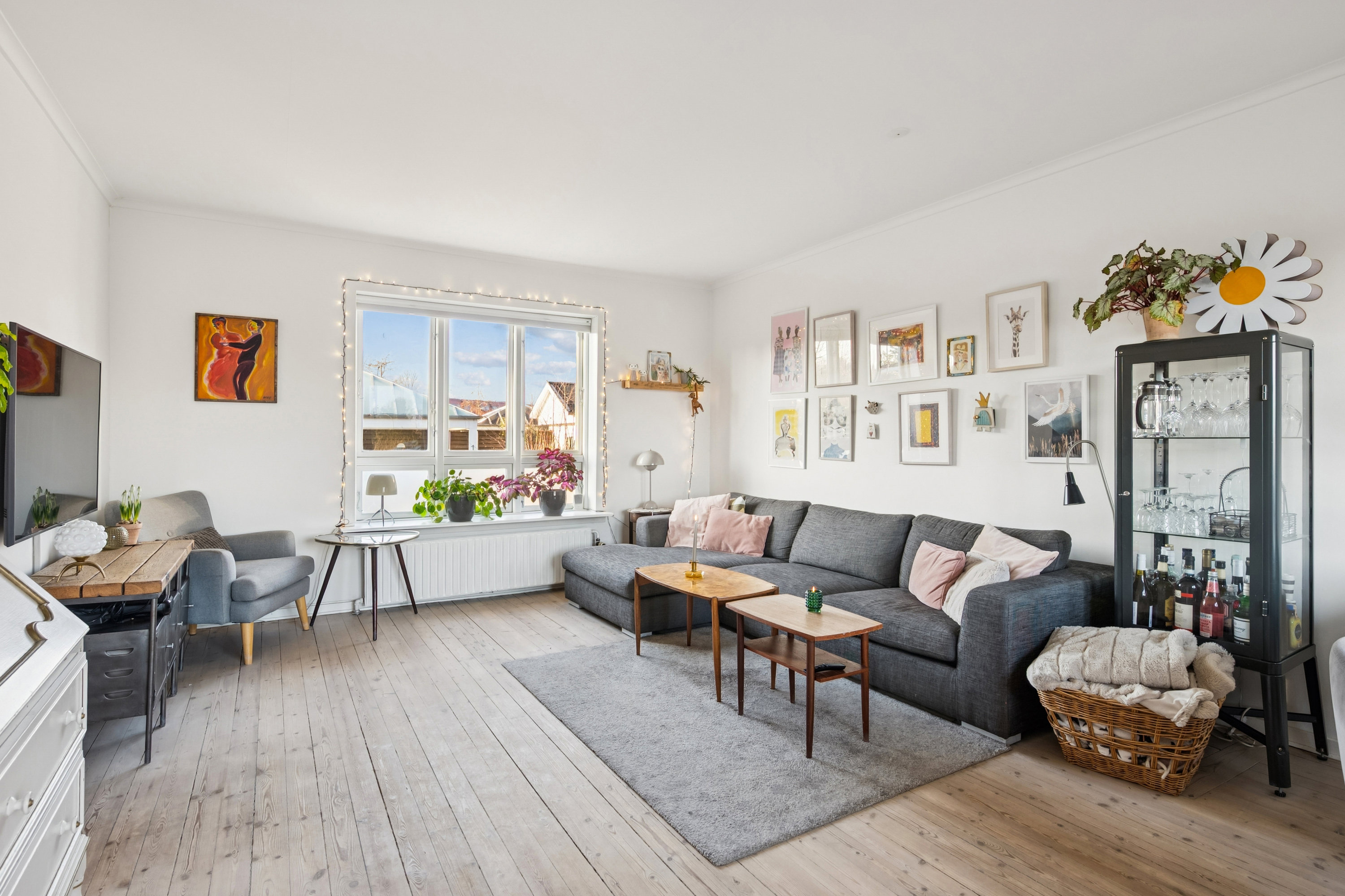 Fremhævet stue billede i fuldskærmstilstand. Billede af Christoffers Alle 184, 2800 Kongens Lyngby