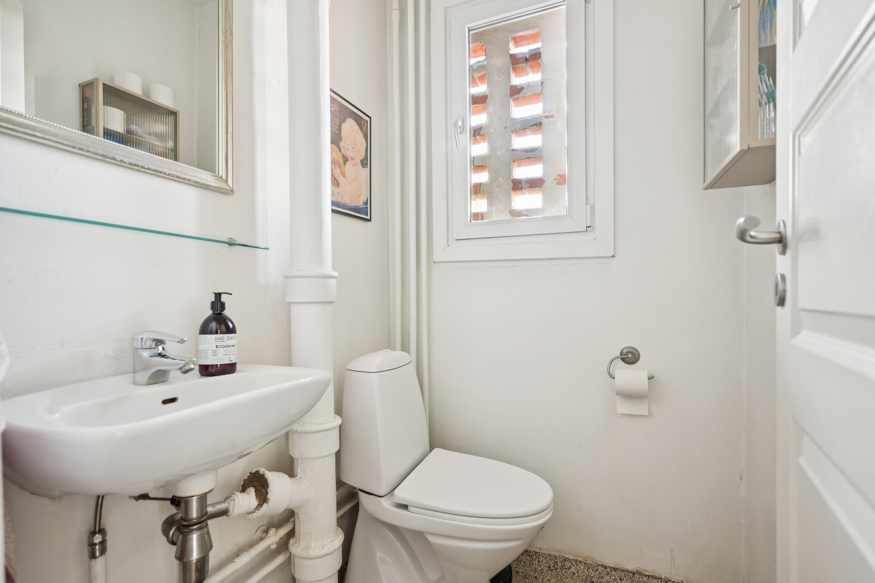 Fremhævet badeværelse billede i fuldskærmstilstand. Billede af Christoffers Alle 184, 2800 Kongens Lyngby