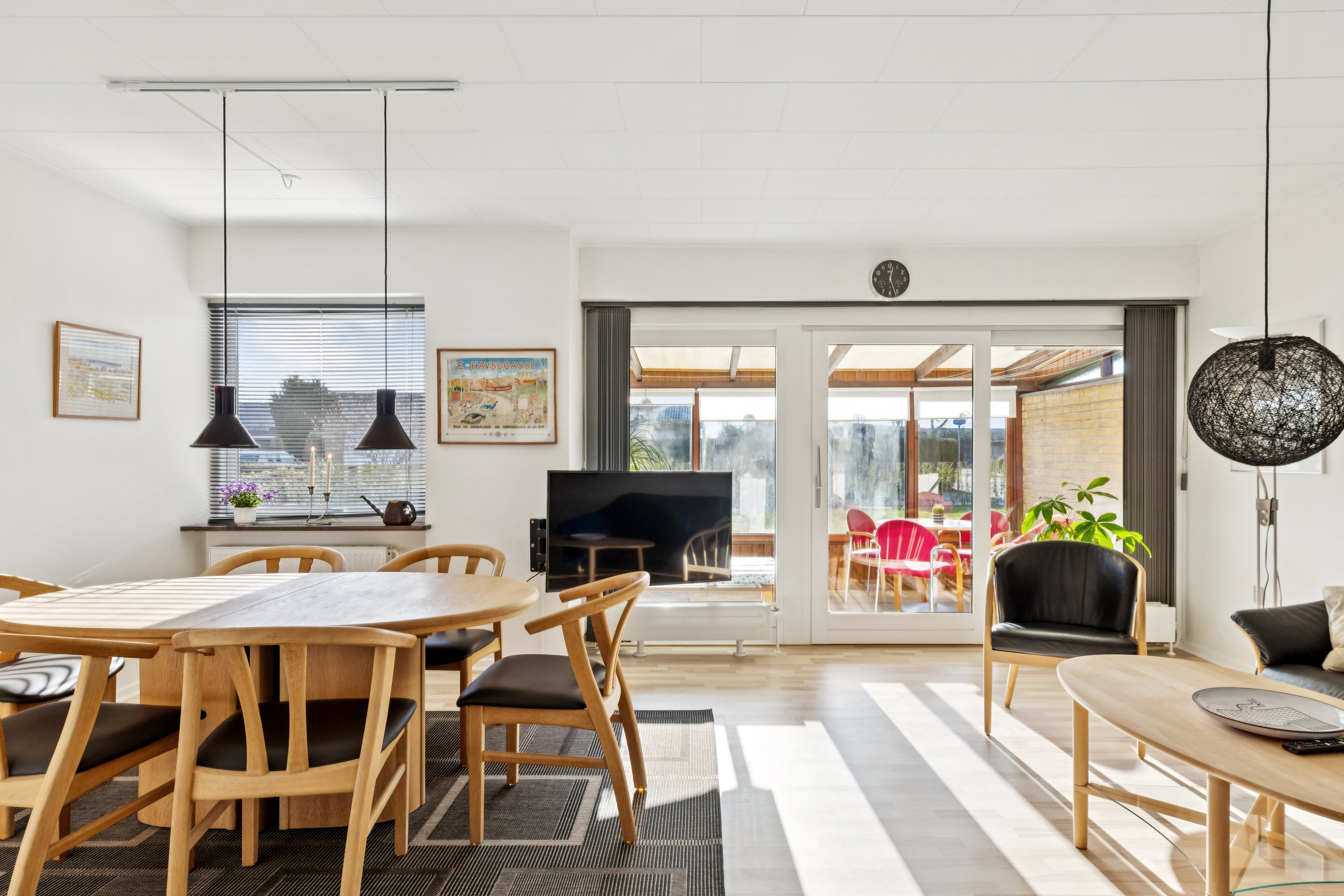 Fremhævet stue billede i fuldskærmstilstand. Billede af Agtoftsvej 74, Ulkebøl, 6400 Sønderborg