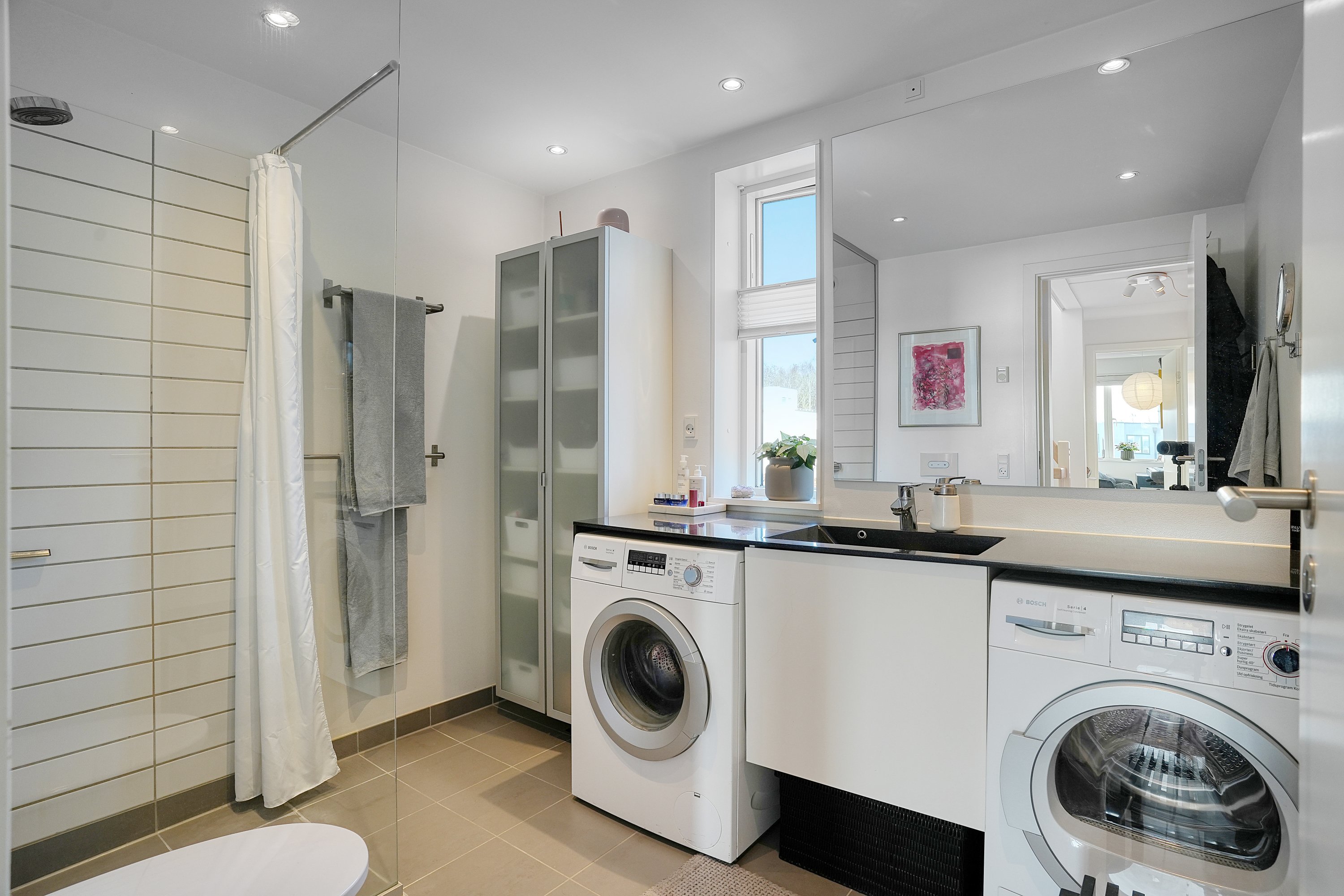 Fremhævet badeværelse billede i fuldskærmstilstand. Billede af Torphusene 46, 3050 Humlebæk