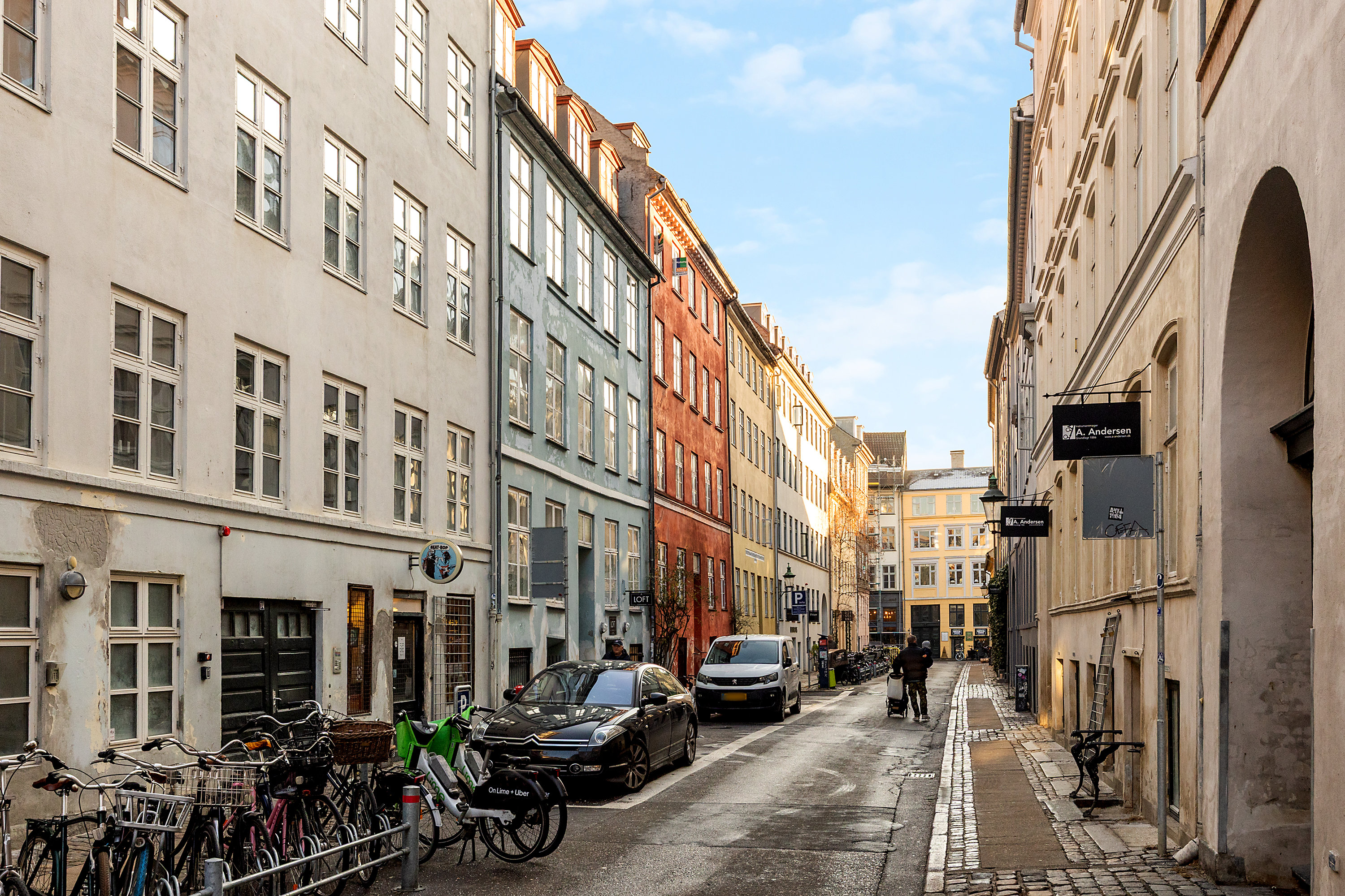 Fremhævet gade billede i fuldskærmstilstand. Billede af Peder Hvitfeldts Stræde 10, 1. tv., 1173 København K