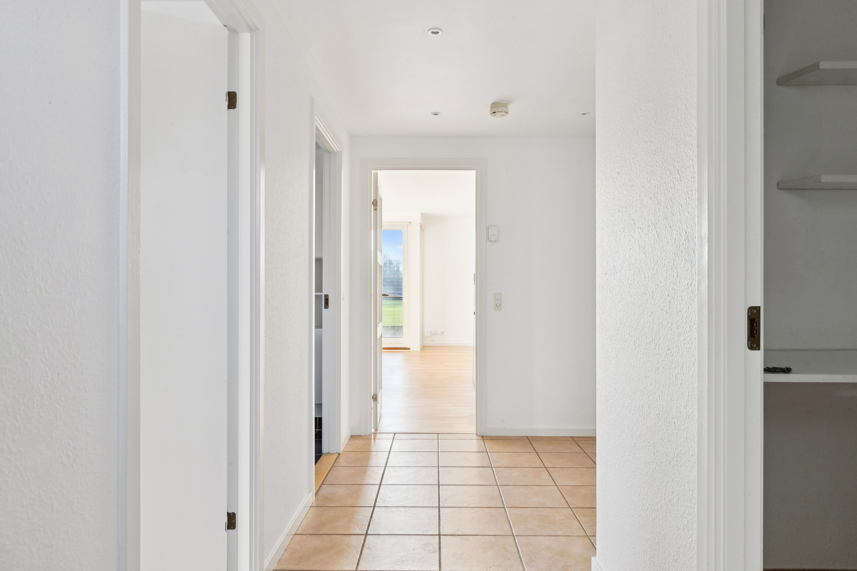 Fremhævet gang billede i fuldskærmstilstand. Billede af Falkenbergvænget 8, 3140 Ålsgårde