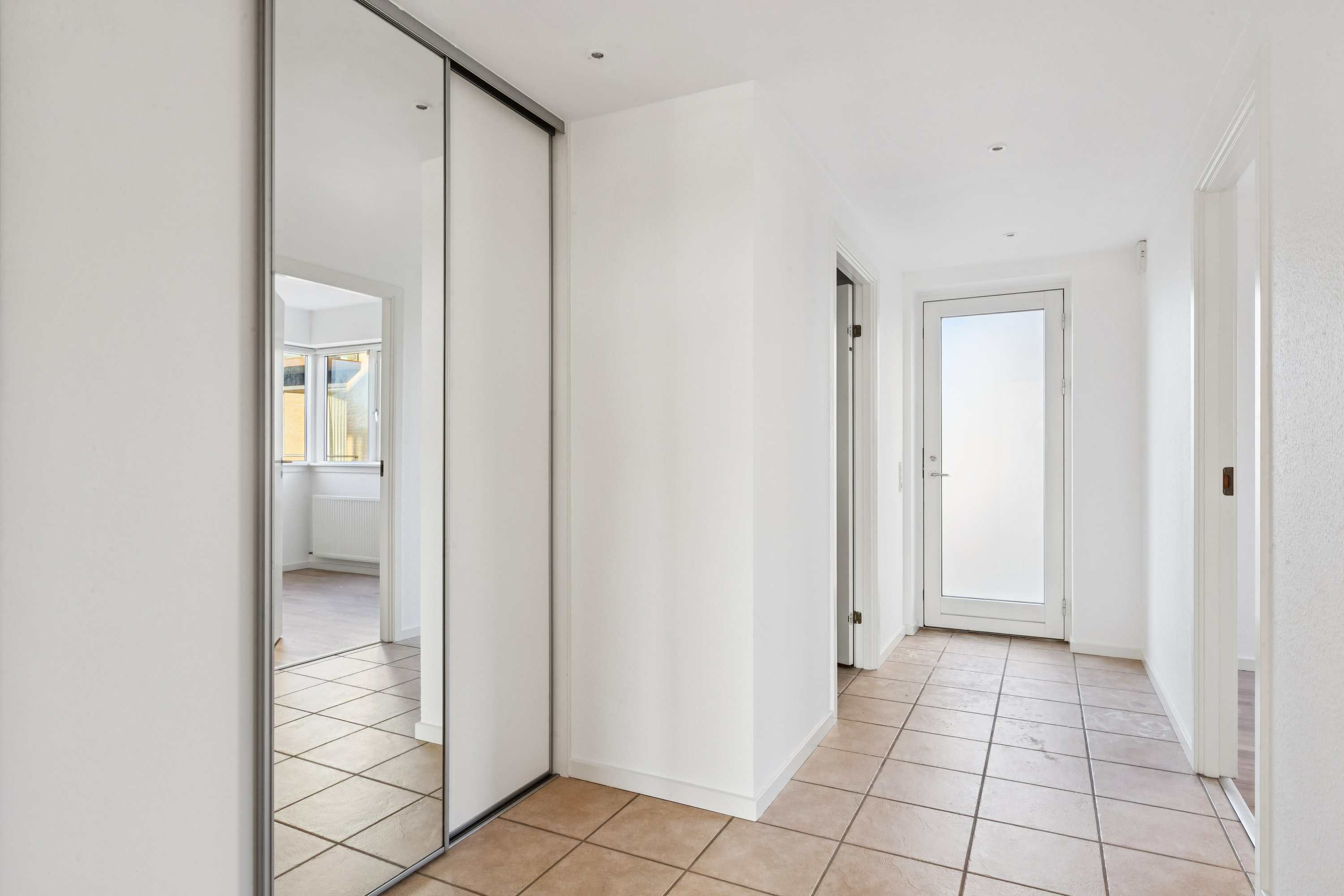 Fremhævet gang billede i fuldskærmstilstand. Billede af Falkenbergvænget 8, 3140 Ålsgårde