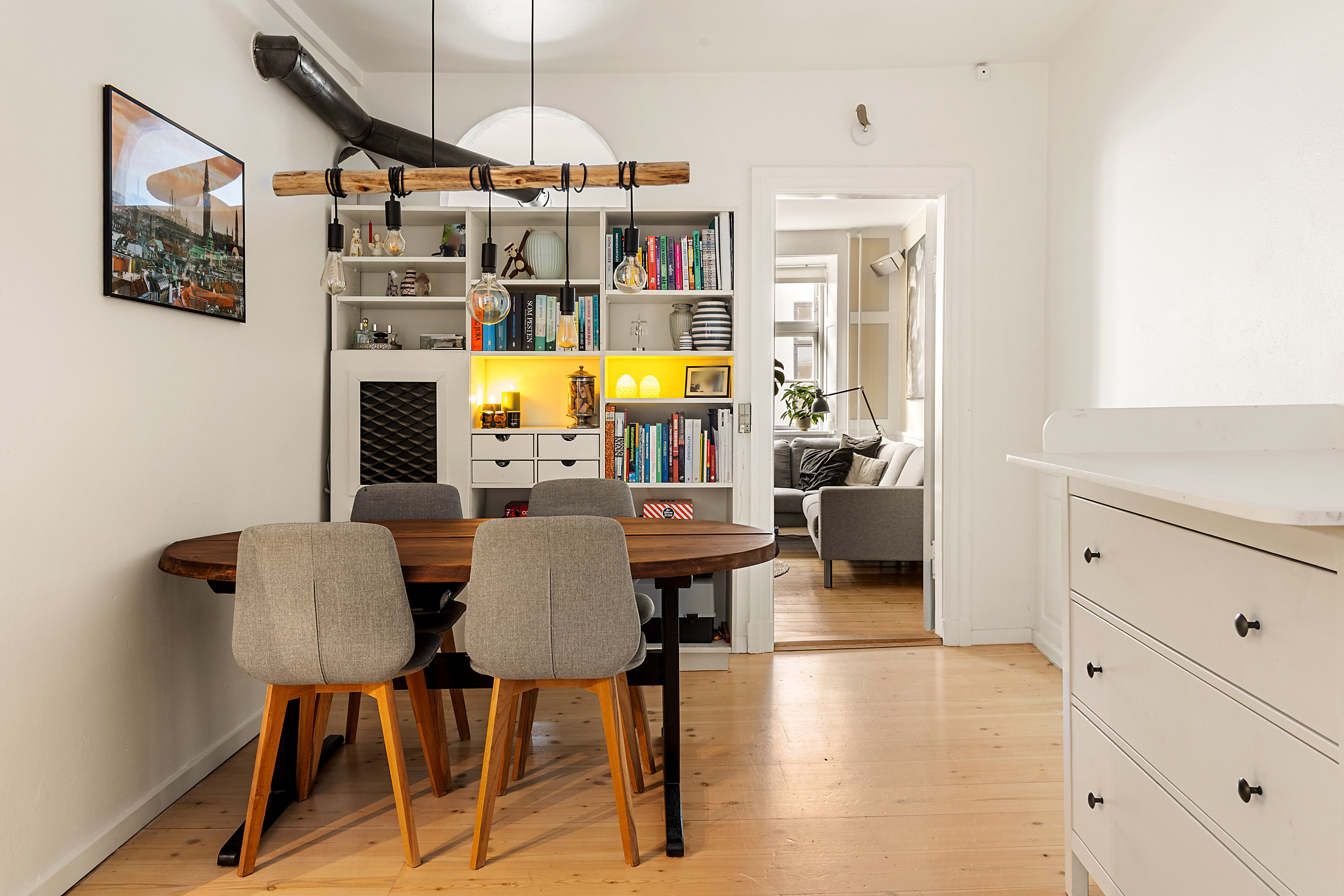 Fremhævet spisestue billede i fuldskærmstilstand. Billede af Peder Hvitfeldts Stræde 10, 1. tv., 1173 København K