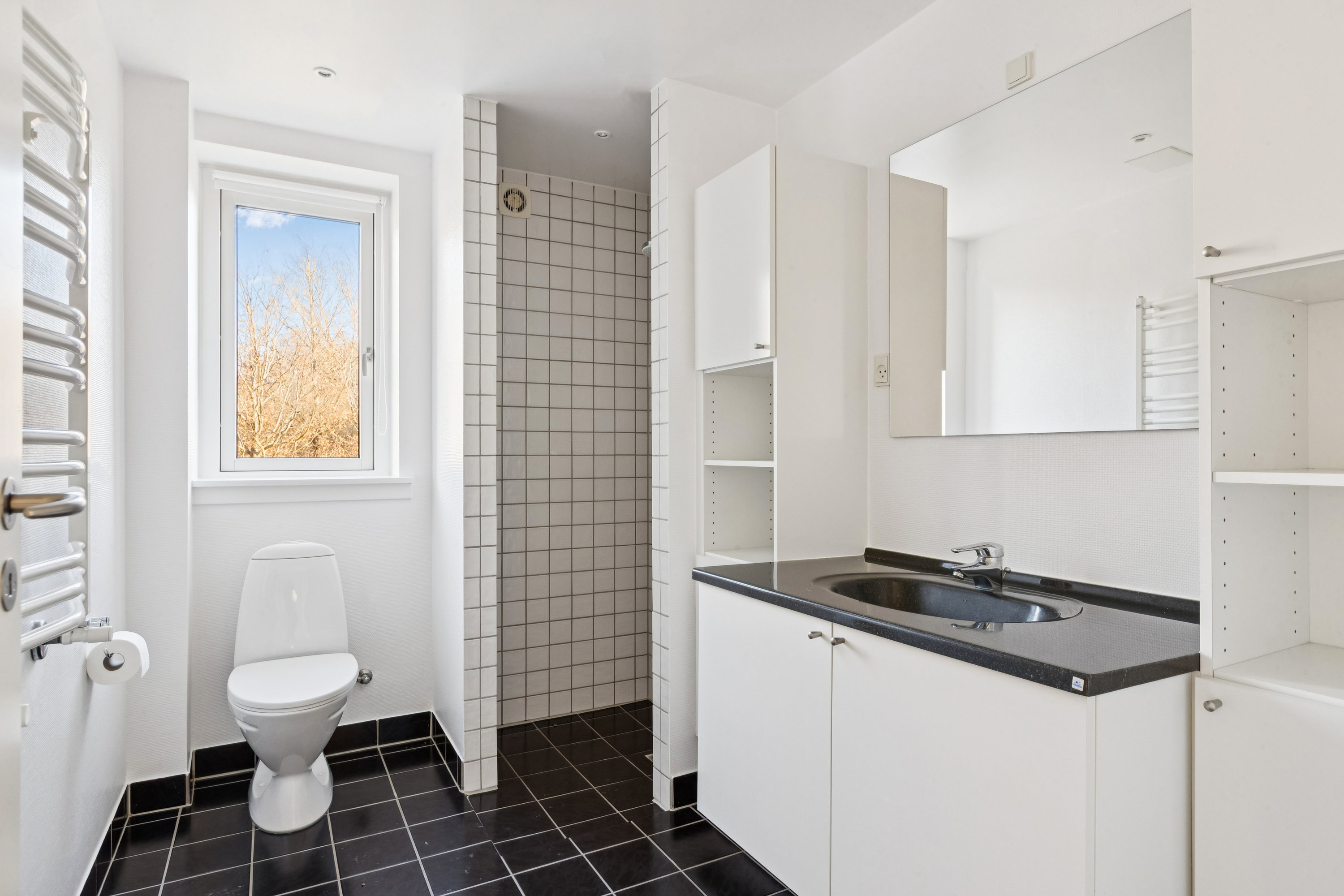 Fremhævet bad billede i fuldskærmstilstand. Billede af Falkenbergvænget 8, 3140 Ålsgårde