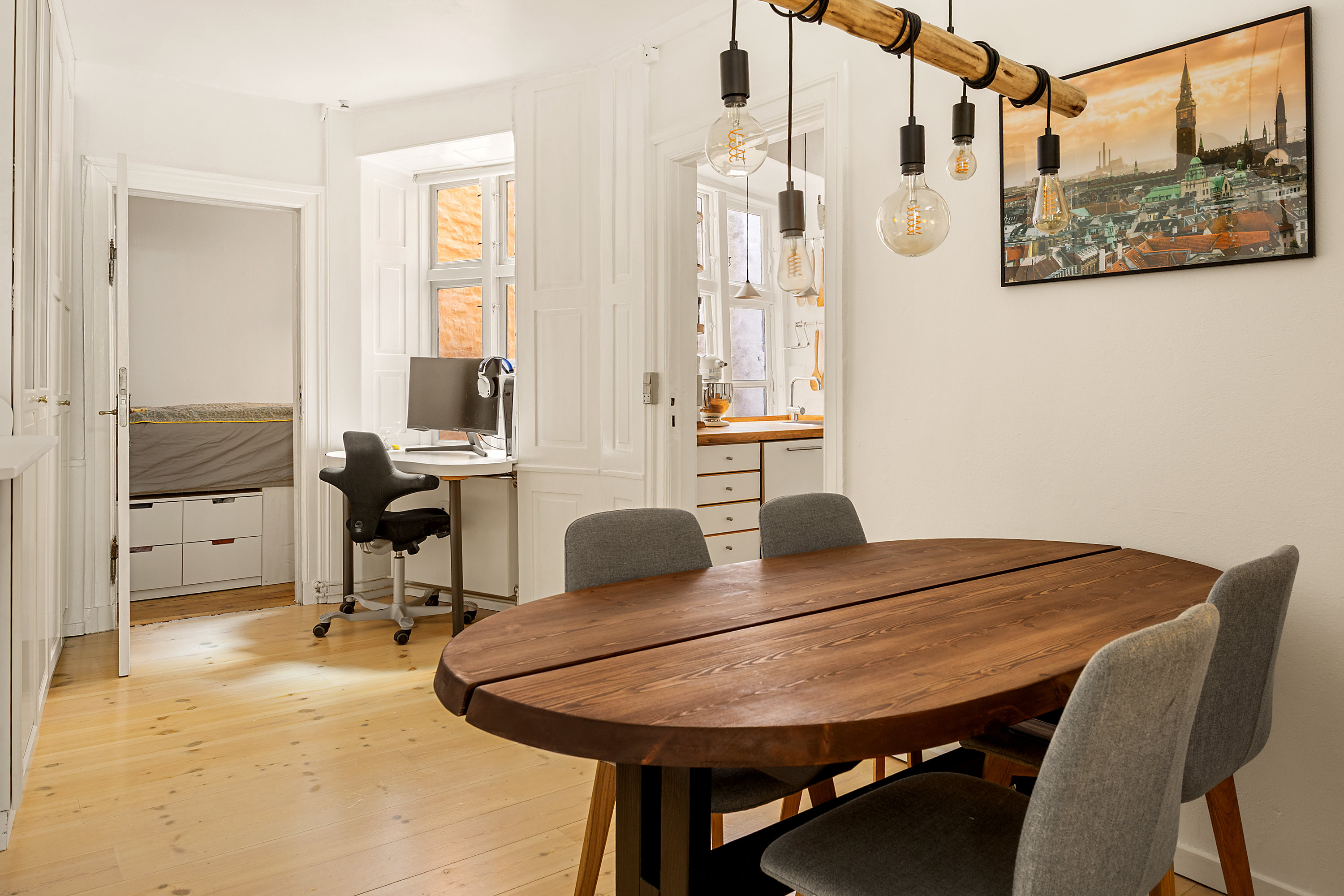 Fremhævet spisestue billede i fuldskærmstilstand. Billede af Peder Hvitfeldts Stræde 10, 1. tv., 1173 København K