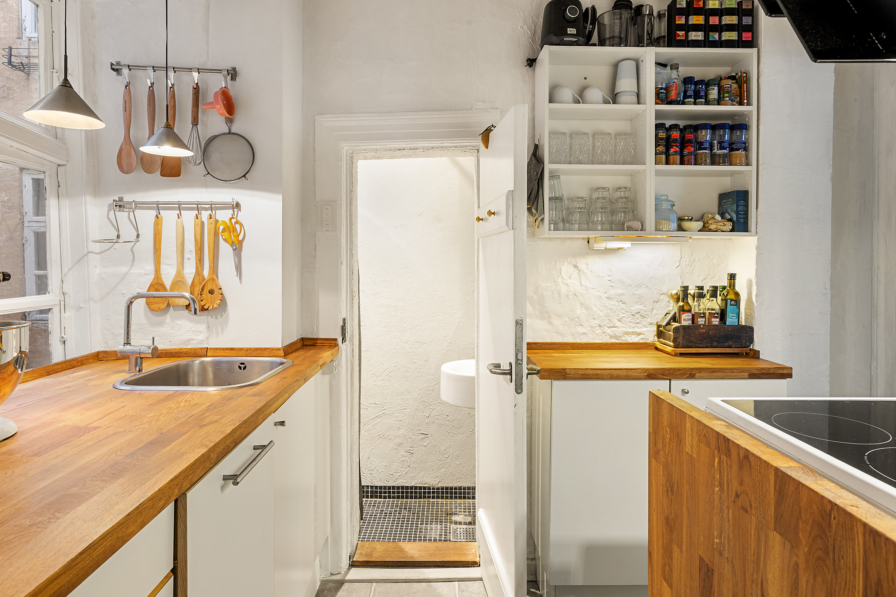 Fremhævet køkken billede i fuldskærmstilstand. Billede af Peder Hvitfeldts Stræde 10, 1. tv., 1173 København K