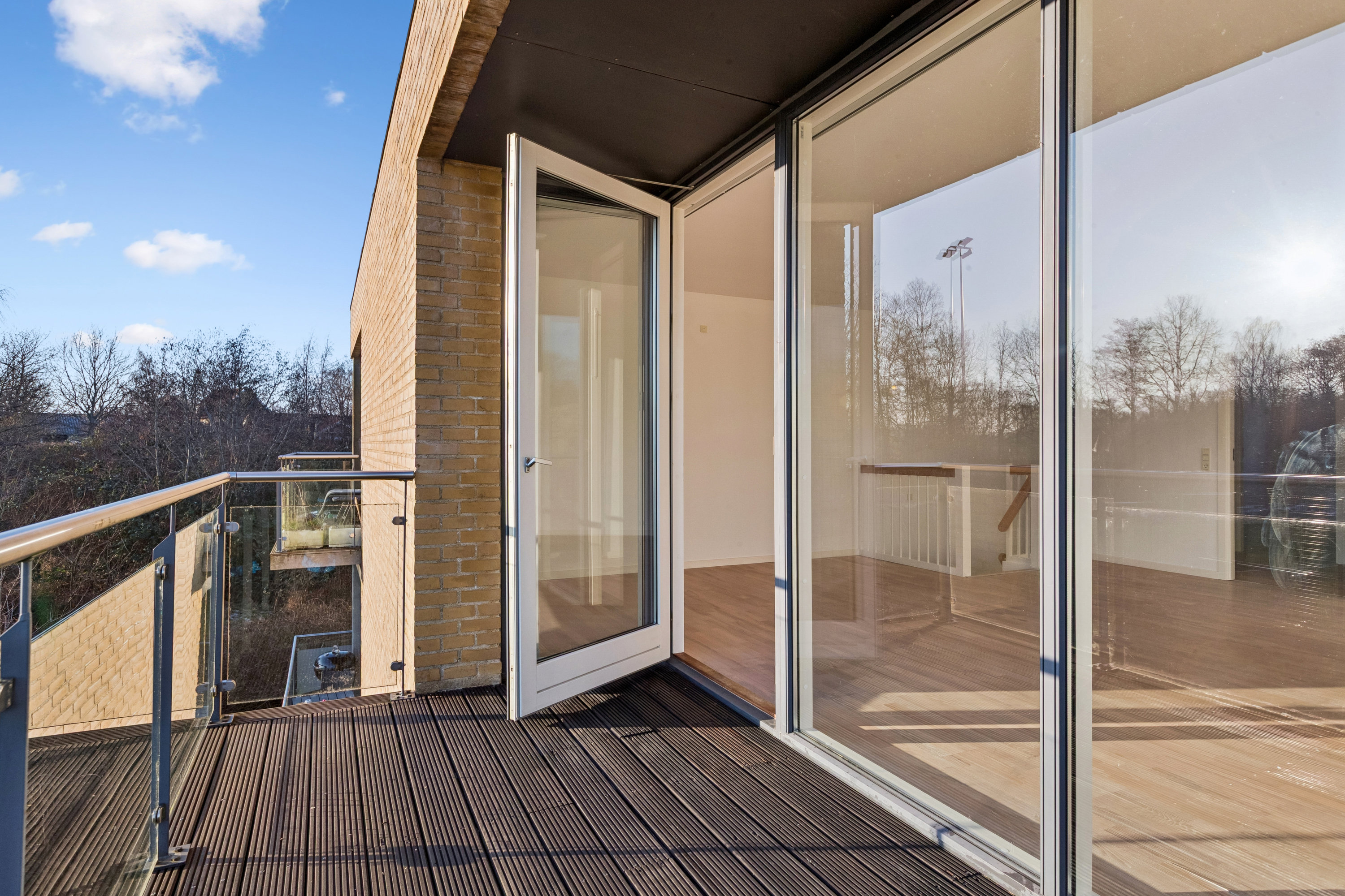 Fremhævet terrasse billede i fuldskærmstilstand. Billede af Falkenbergvænget 8, 3140 Ålsgårde