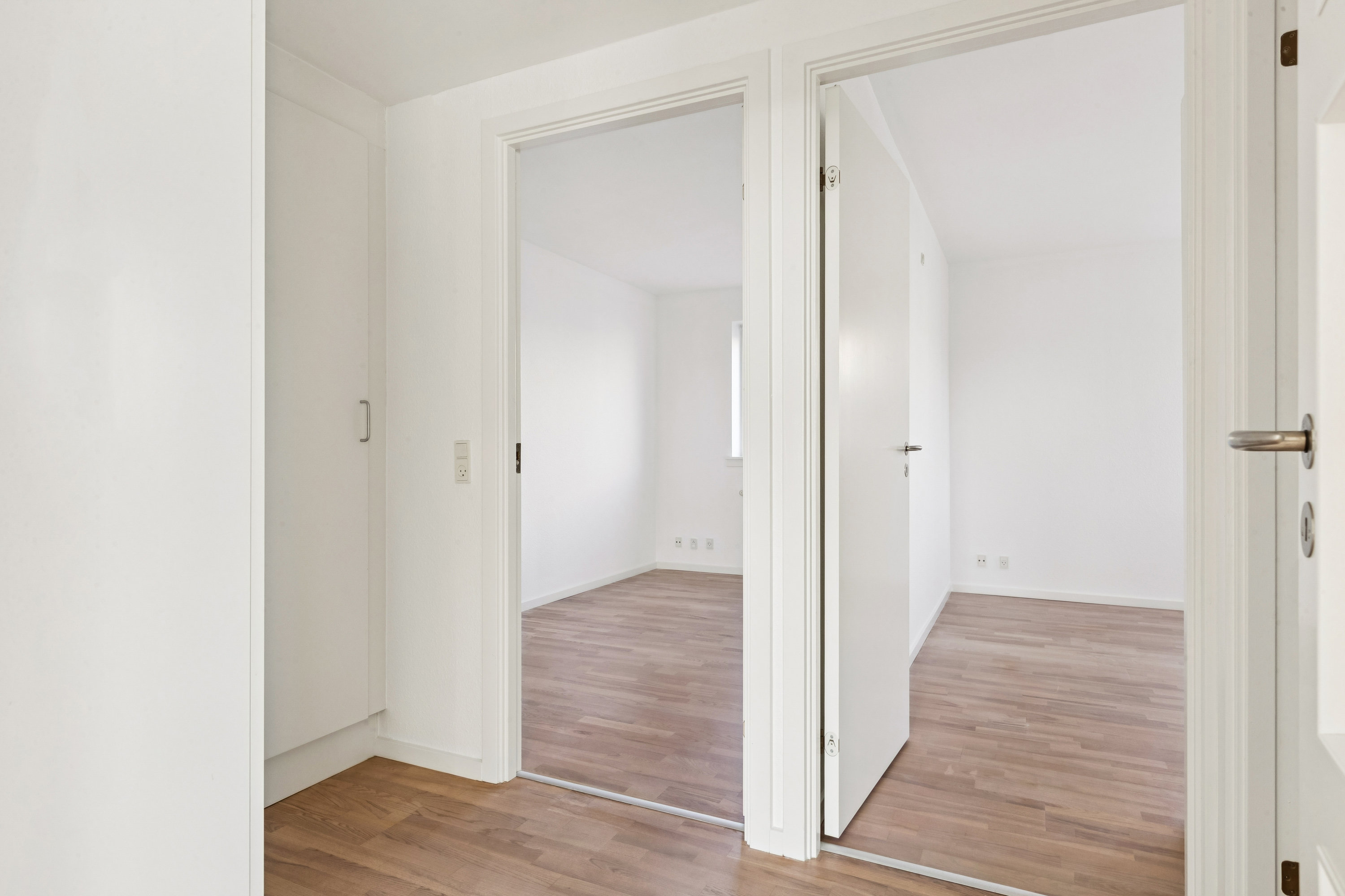 Fremhævet gang billede i fuldskærmstilstand. Billede af Falkenbergvænget 8, 3140 Ålsgårde