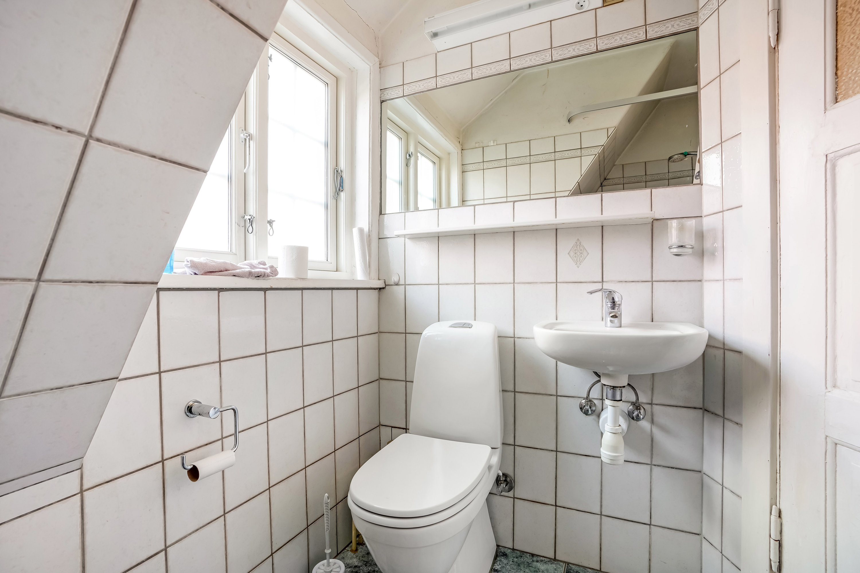 Fremhævet badeværelse billede i fuldskærmstilstand. Billede af Gerthasminde 38, 5000 Odense C